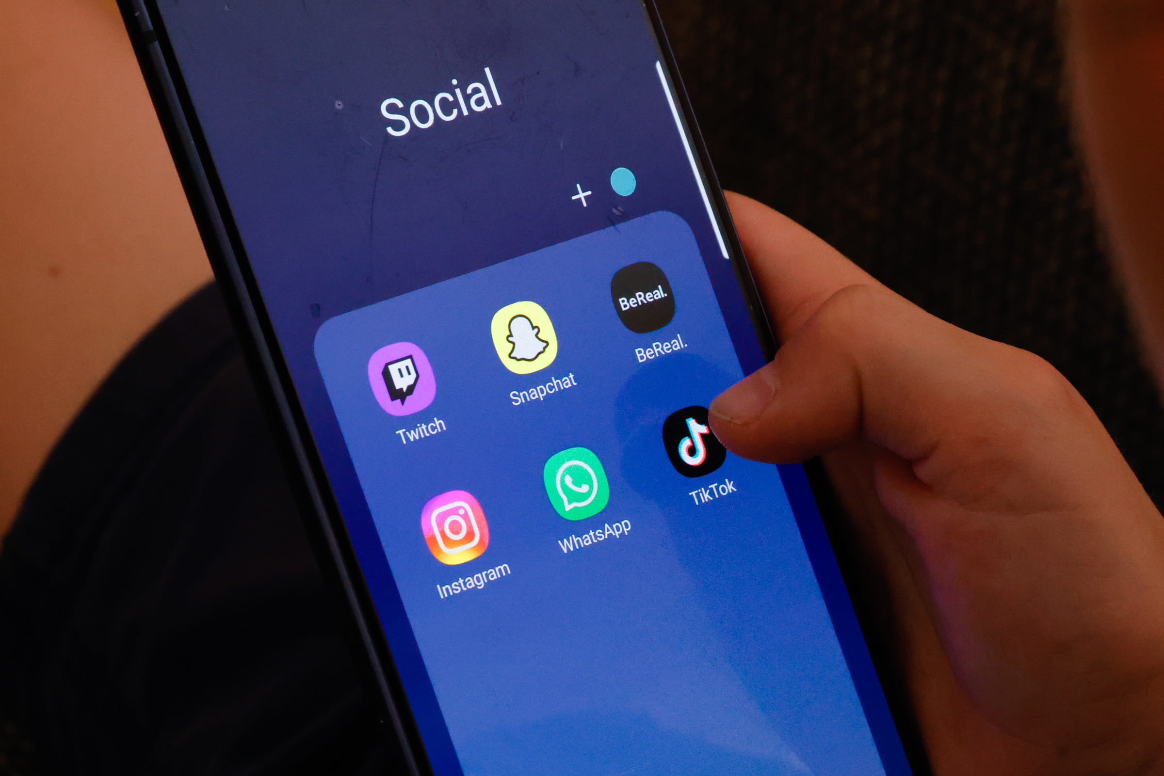 Kind schaut auf ein Smartphone mit einer Auswahl an Social Media-Apps (Quelle: Ludwig Grunewald) Kind schaut auf ein Smartphone mit einer Auswahl an Social Media-Apps (Quelle: Ludwig Grunewald)