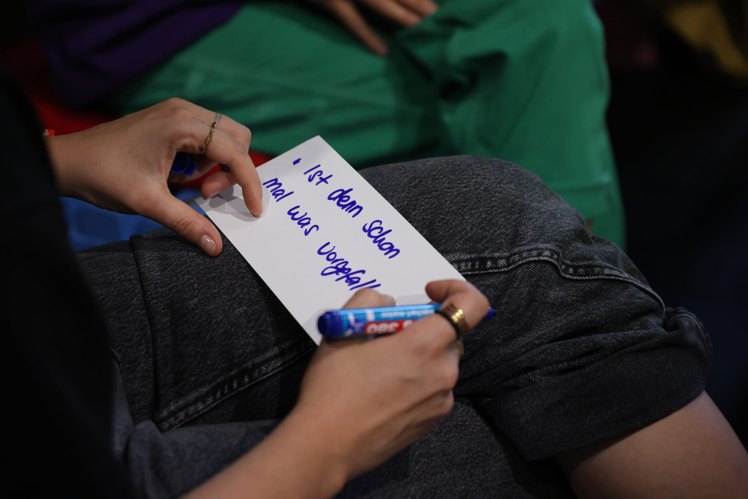 Junges Schauspielhaus Bochum entwickelt zusammen mit der Kindernothilfe ein Kinderschutzkonzept. Beim Workshop zum Thema Verhaltenskodex haben wir sie begleitet.
