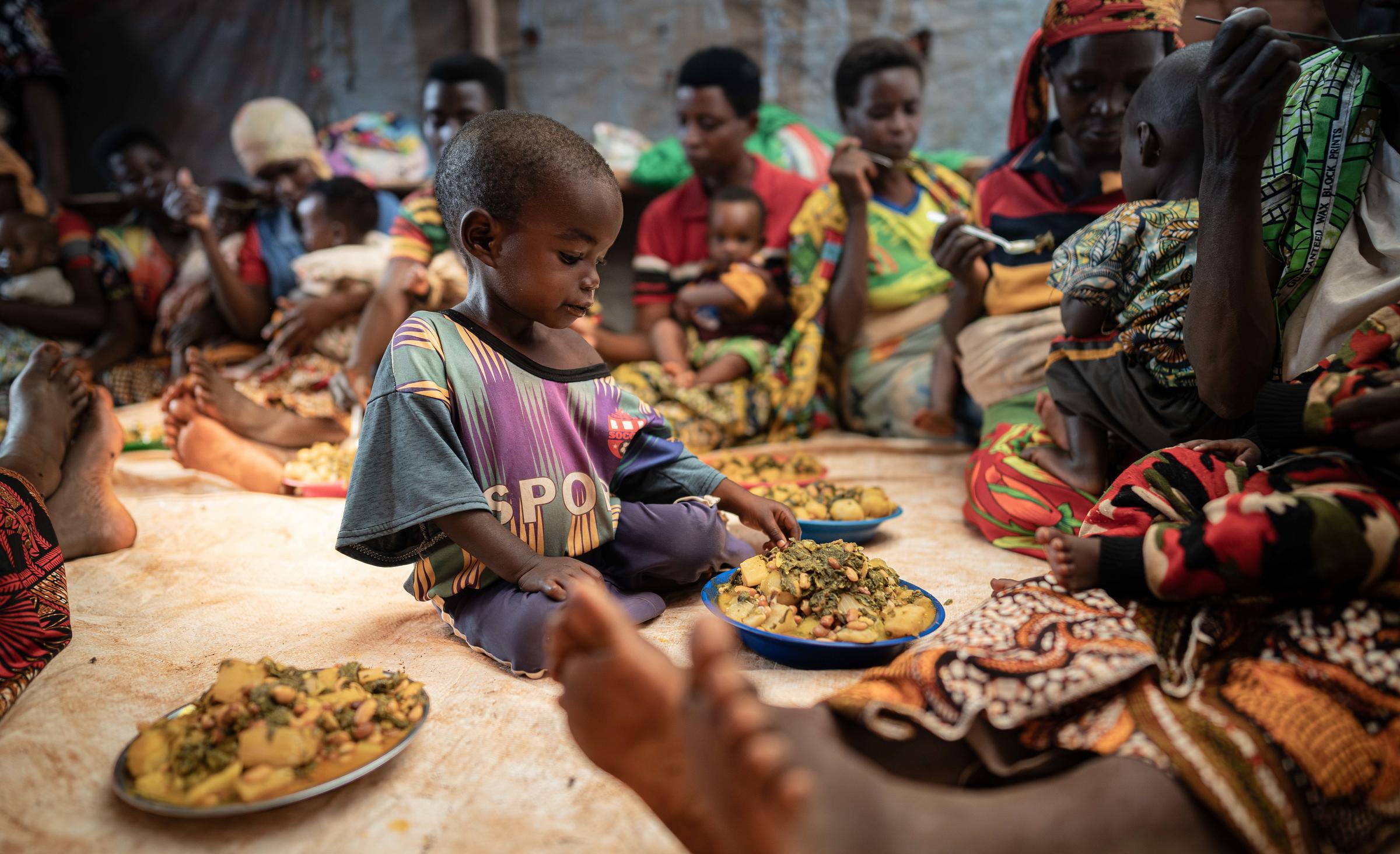 In Burundi bekommen Kinder und Familien durch die Hilfe der Kindernothilfe-Partner etwas zu essen. Vor allem Kinder erhalten Spezialnahrung. (Foto: Jakob Studnar)