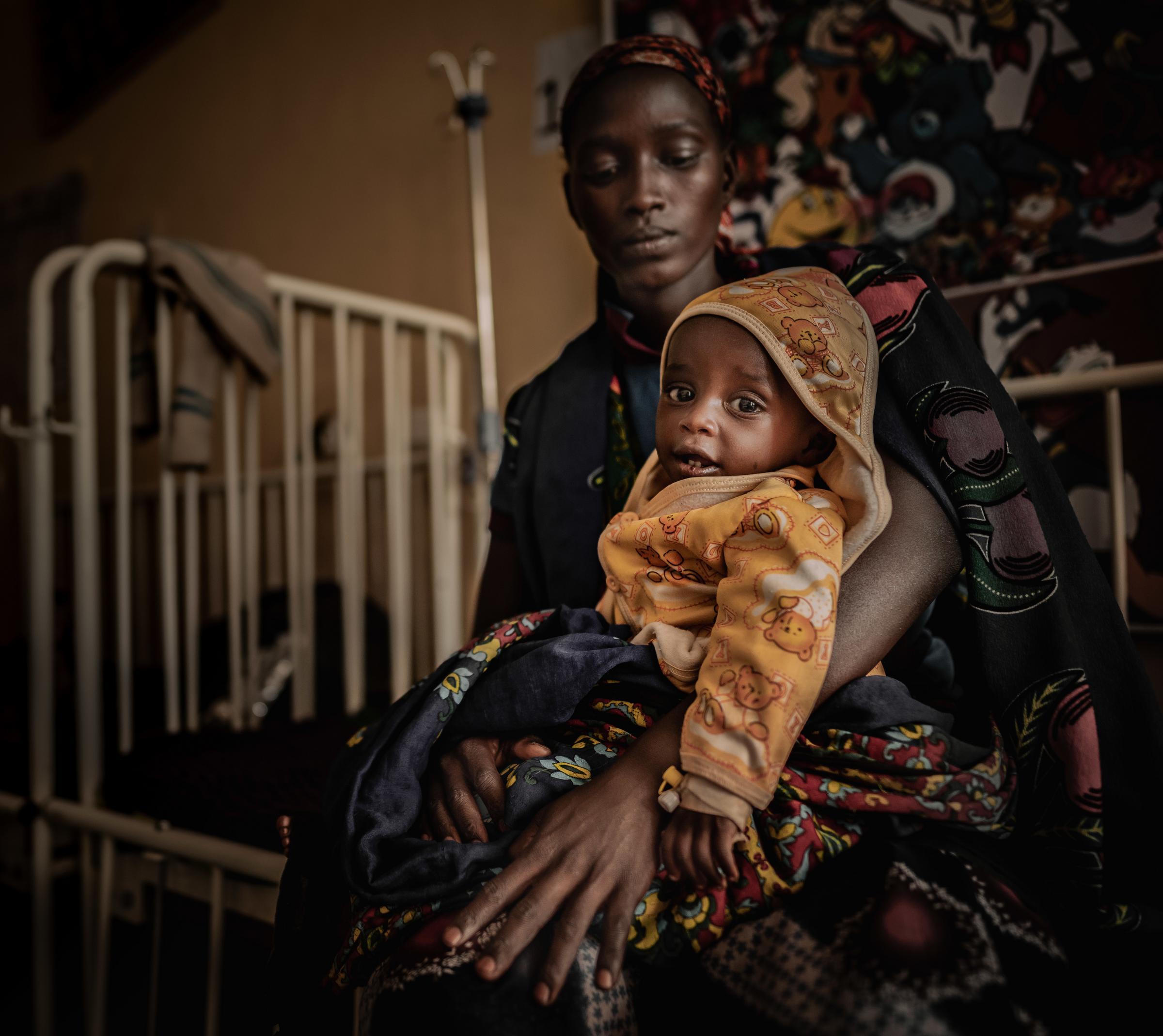 Eine Mutter hält ihr Baby auf dem Arm. (Quelle: Jakob Stunar)