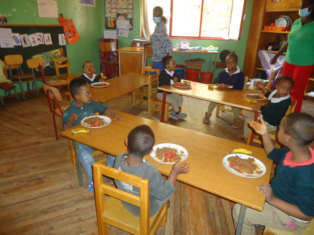 Eine Gruppe Kinder sitzt am Tisch und isst. (Quelle: Kindernothilfe-Partner) Platzhalterbild