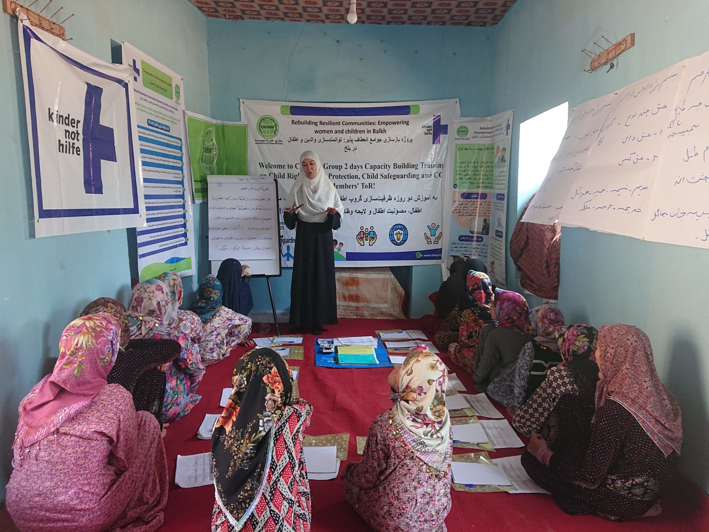 Mädchen sitzen in einem Klassenraum in Afghanistan und lernen (Foto: Kindernothilfe-Partner)