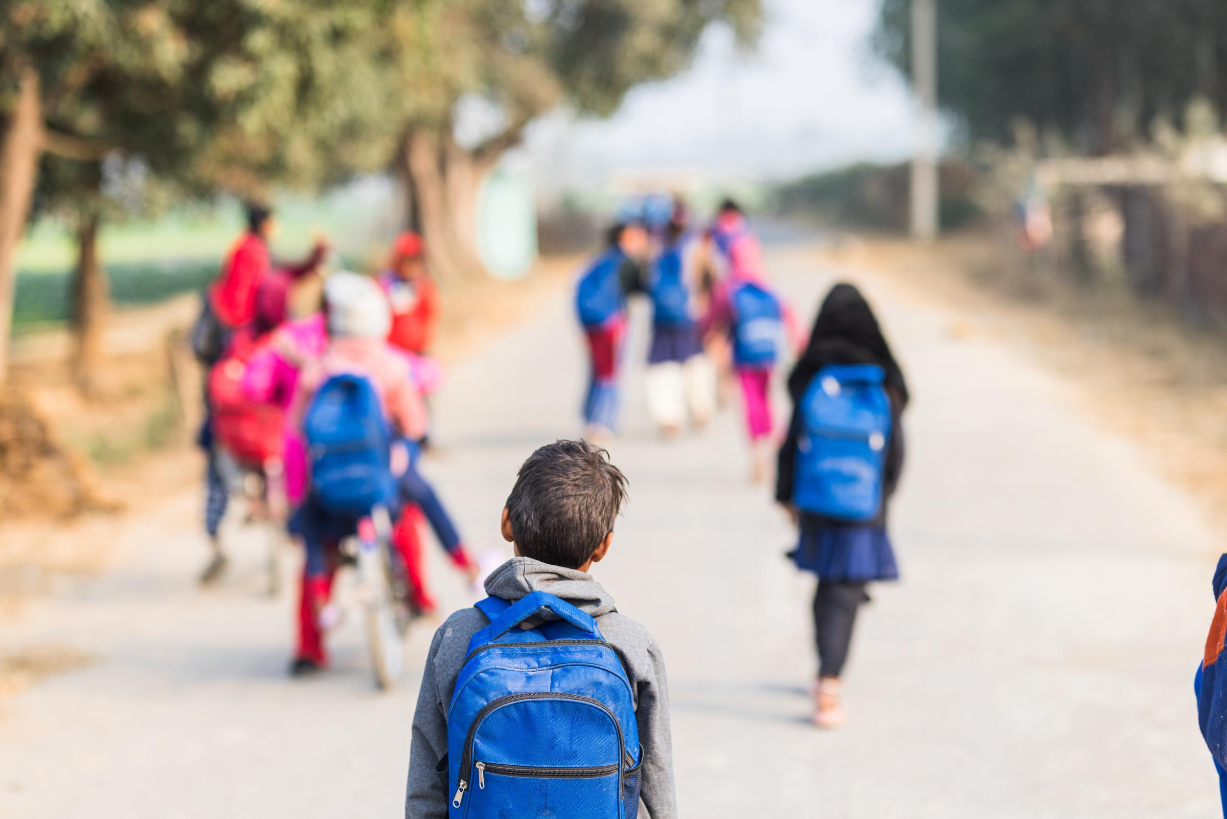 Kinder gehen mit guten Rucksäcken zur Schule, um zu lernen