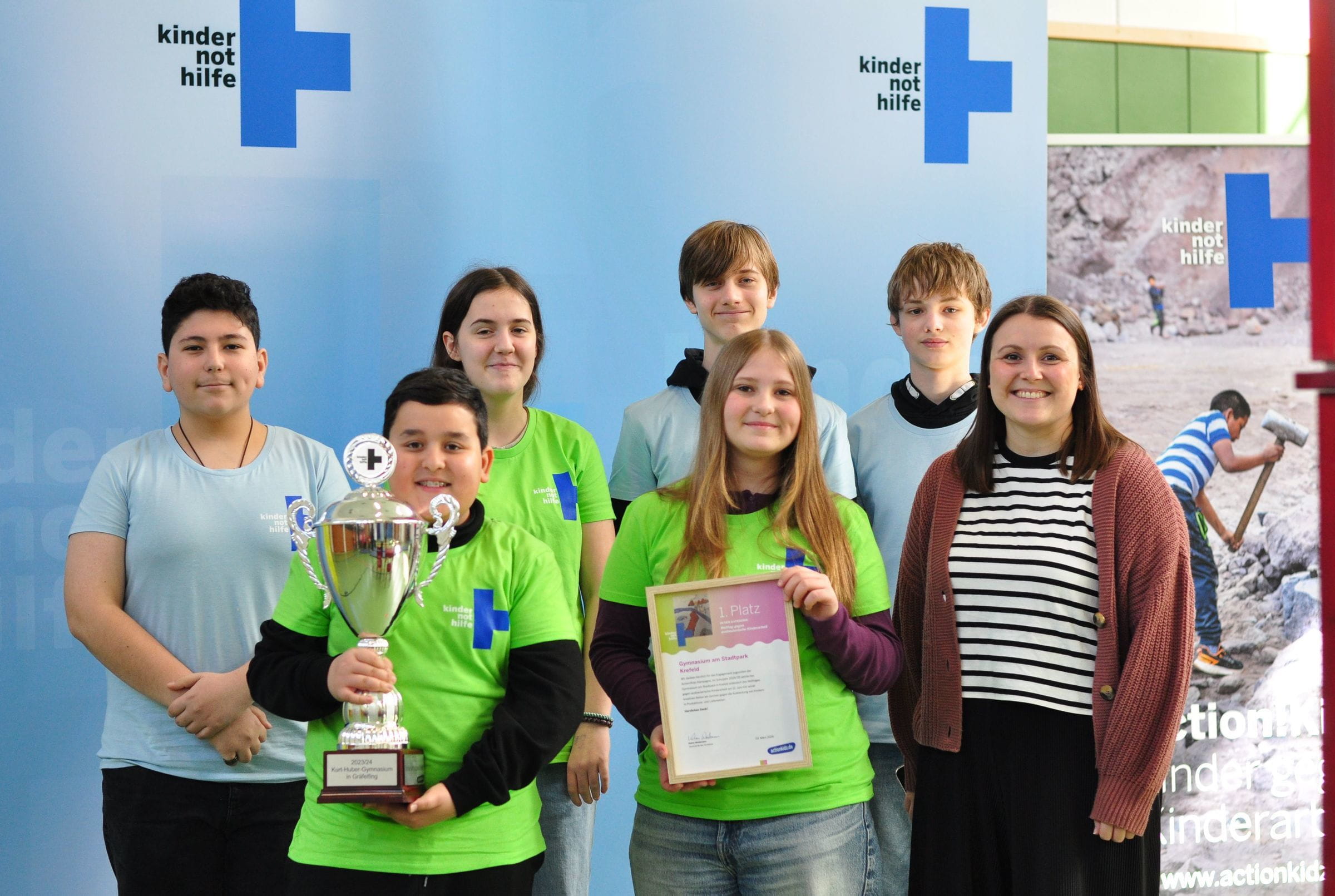 Das Action!Kidz-Team der Gewinnerschule, dem Gymnasium am Stadtpark aus Krefeld mit einem Pokal und einer Urkunde (Quelle: Friederike Bach/Kindernothilfe) Das Action!Kidz-Team der Gewinnerschule, dem Gymnasium am Stadtpark aus Krefeld mit einem Pokal und einer Urkunde (Quelle: Friederike Bach/Kindernothilfe)