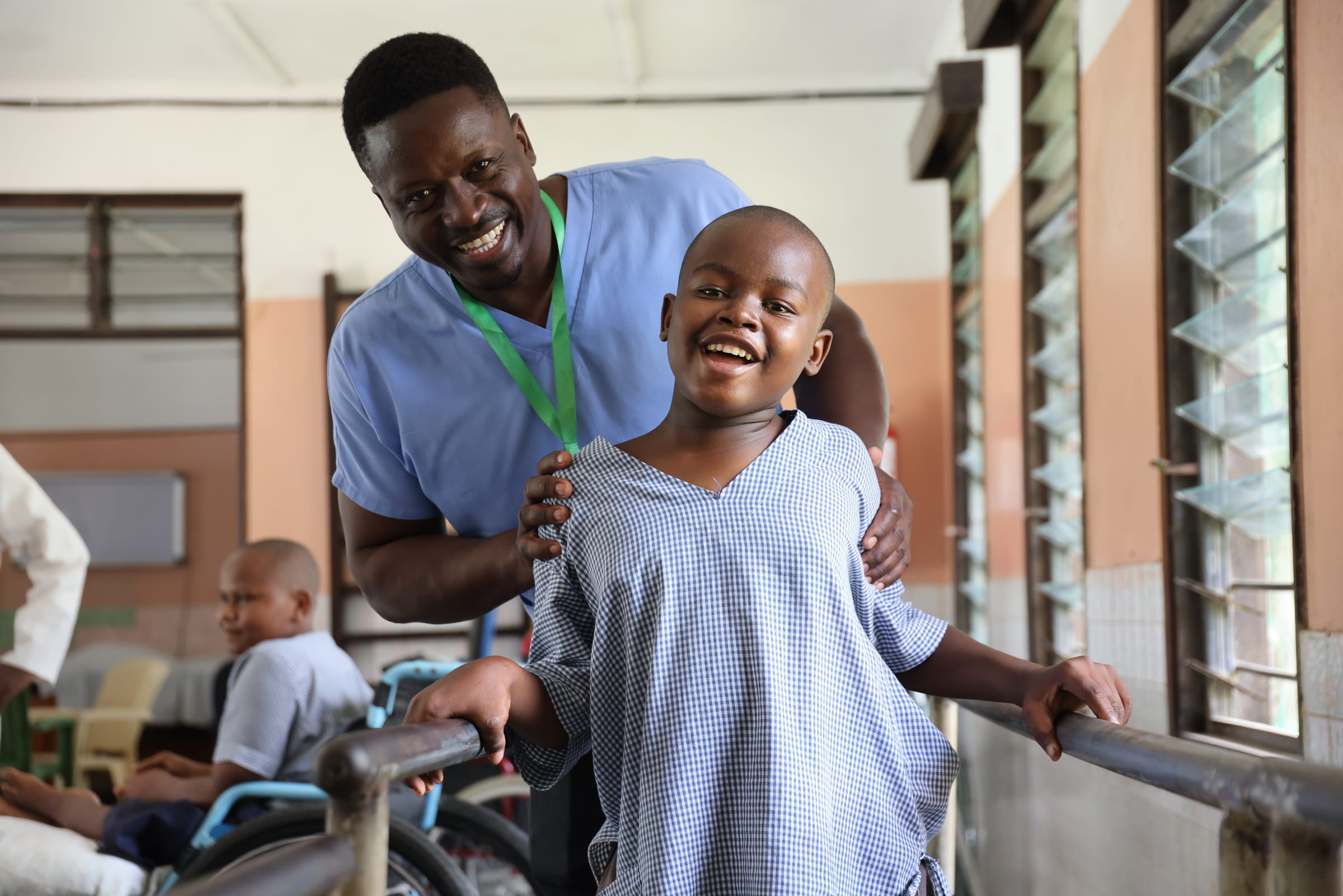 Ein Junge aus Kenia erhält bei der Nachsorge, einem Lauftraining, Unterstützung von einem Therapeuten  (Quelle: Ludwig Grunewald)