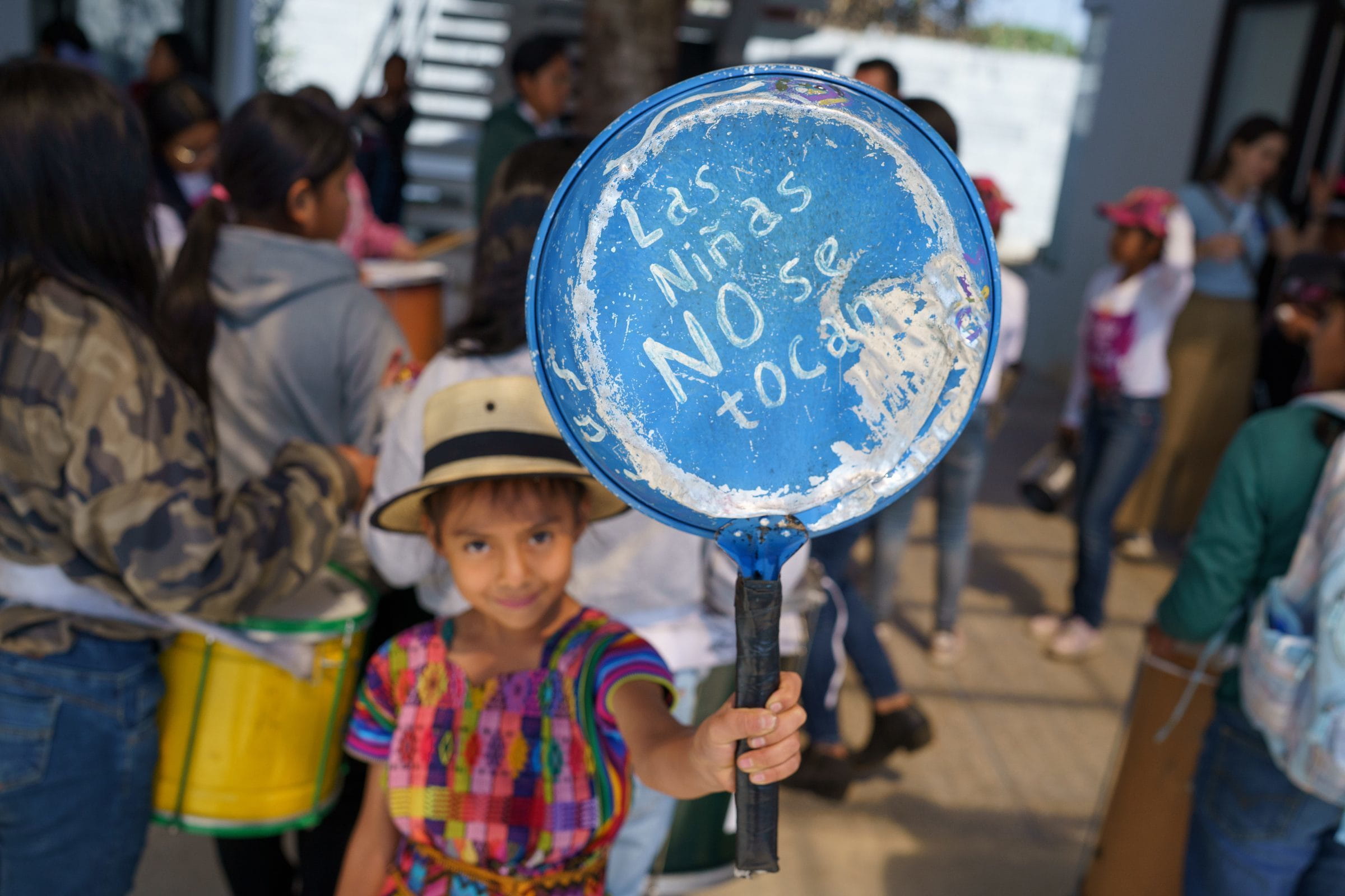 Ein Mädchen hält für eine Demonstration gegen Gewalt eine Pfanne mit der Aufschrift "Las niñas no se tocan (übersetzt: Mädchen dürfen nicht angefasst werden)" (Quelle: James Rodríguez)