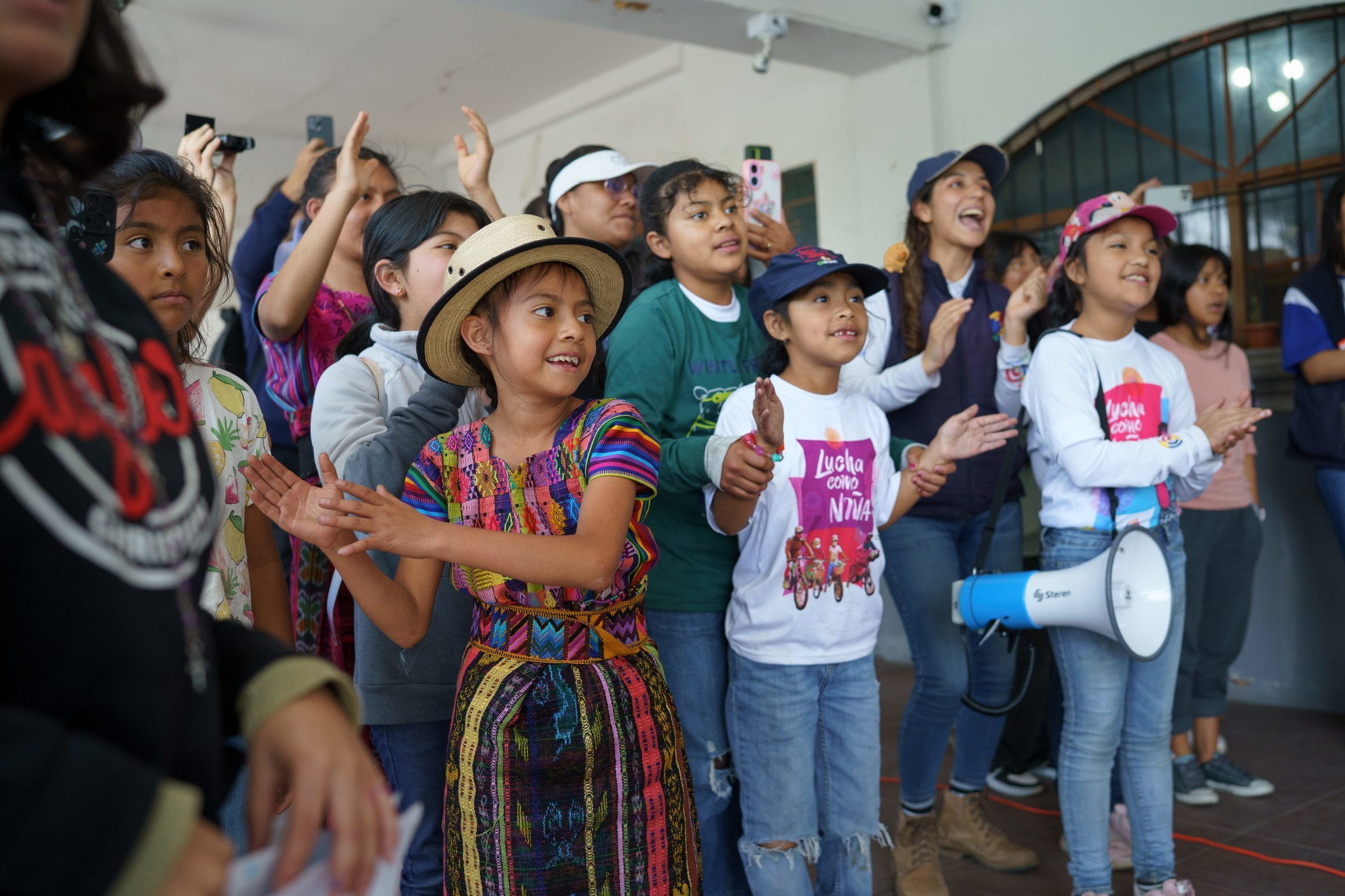 Mädchen aus Guatemala tanzen bei einer Demonstration (Quelle: James Rodríguez) 