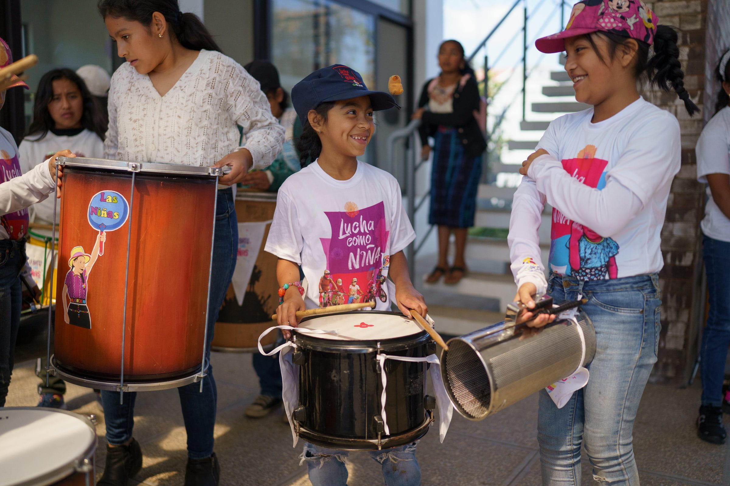 Mädchen aus Guatemala bereiten sich auf eine Butacada-Demonstration mit Trommeln vor (Quelle: James Rodríguez)