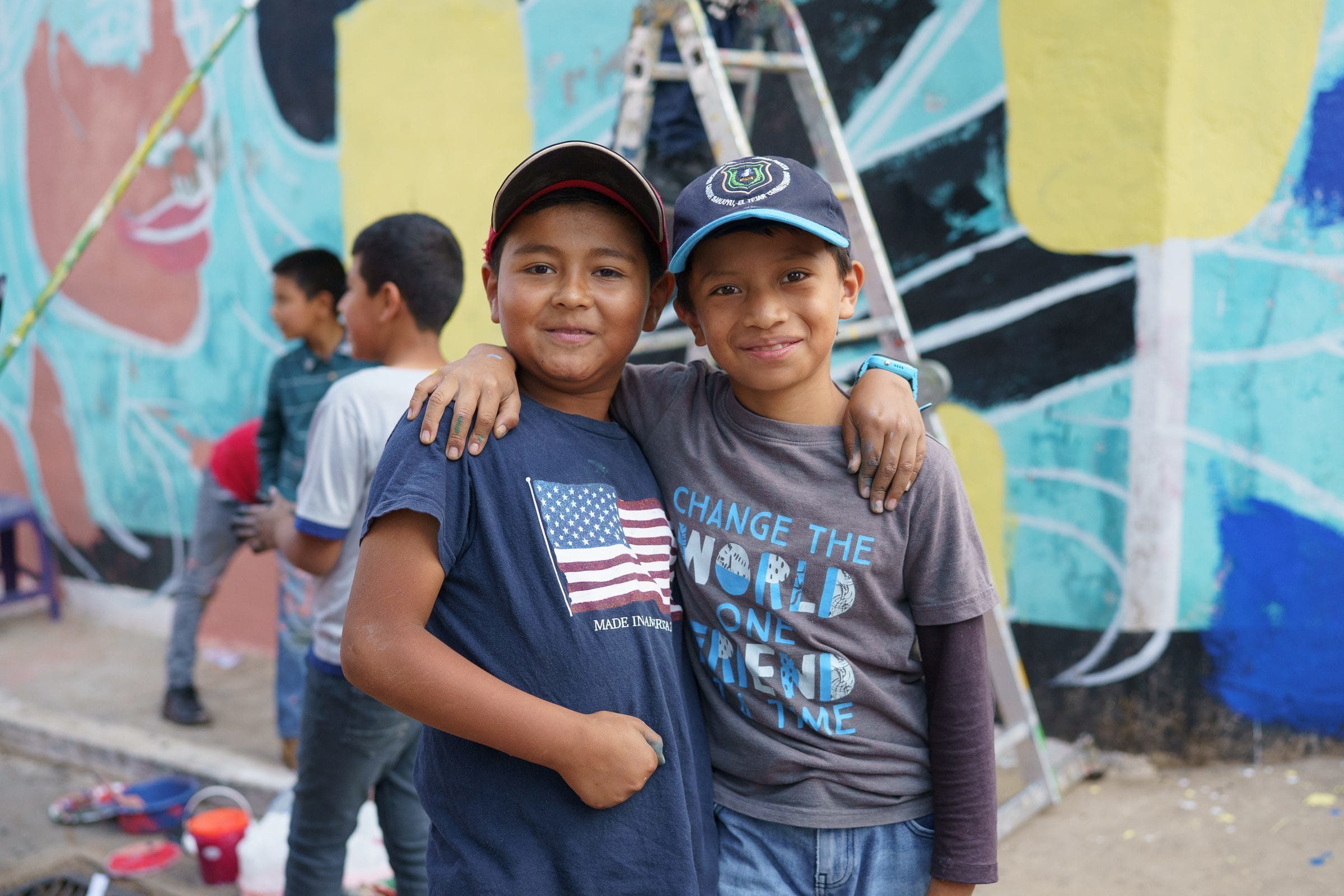 Zwei Jungen aus Guatemala vor einem Wandbild (Quelle: James Rodríguez)
