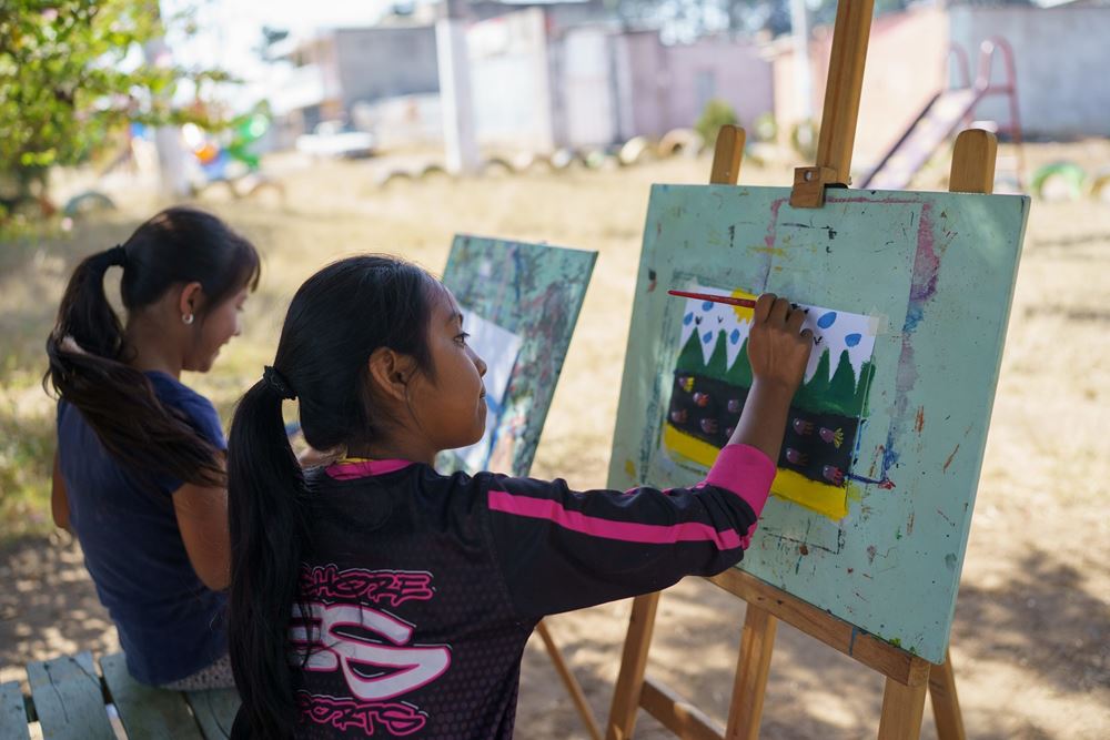Zwei Mädchen aus Guatemala malen Bilder auf Staffeleien (Quelle: James Rodríguez) Zwei Mädchen aus Guatemala malen Bilder auf Staffeleien (Quelle: James Rodríguez)