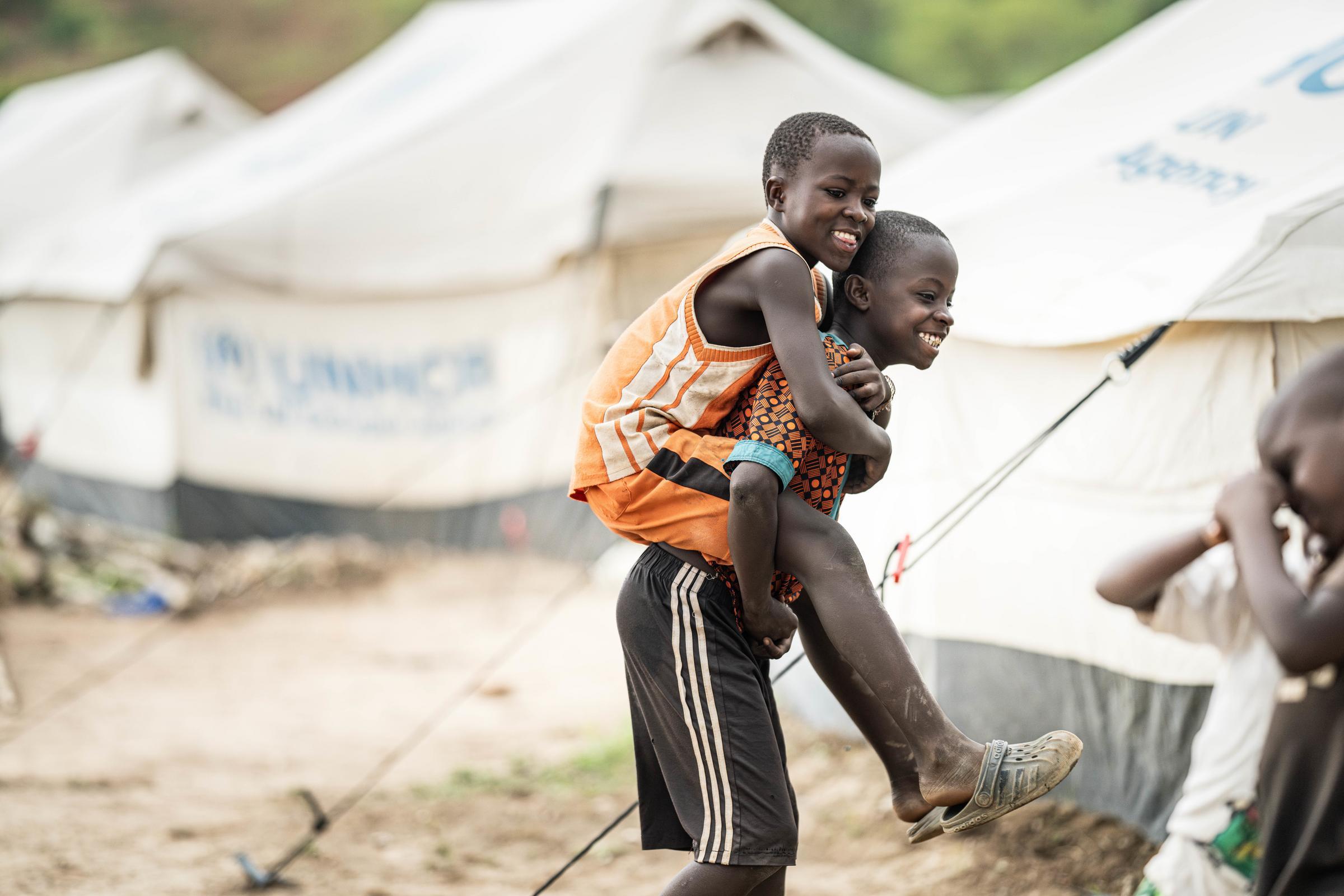 Kinder spielen im Flüchtlingslager in Burundi, Foto Jakob Studnar