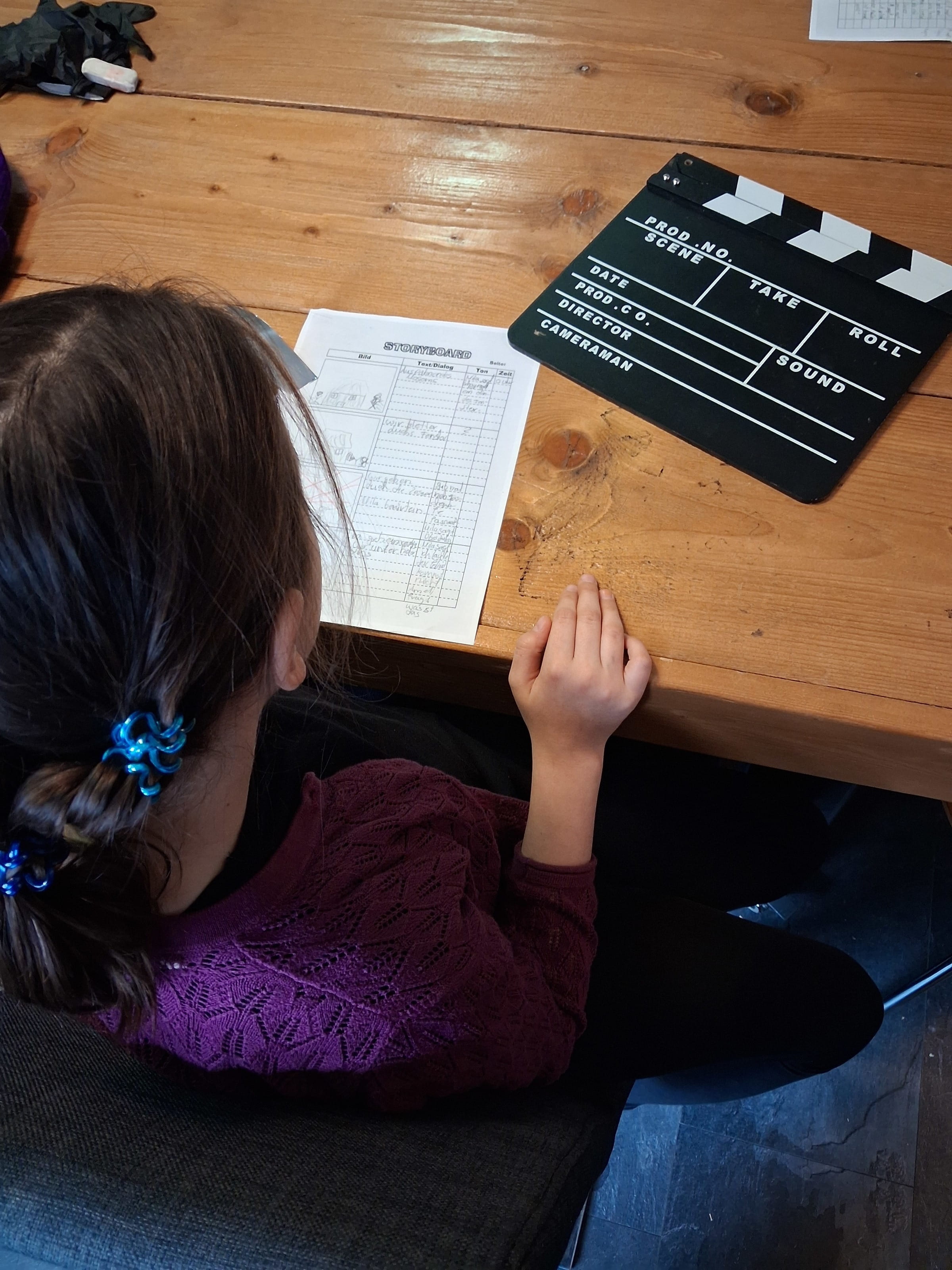Symbolbild: Ein Mädchen plant einen Stop-Motion-Film mit einem Storyboard (Quelle: Kindernothilfe) Symbolbild: Ein Mädchen plant einen Stop-Motion-Film mit einem Storyboard (Quelle: Kindernothilfe)