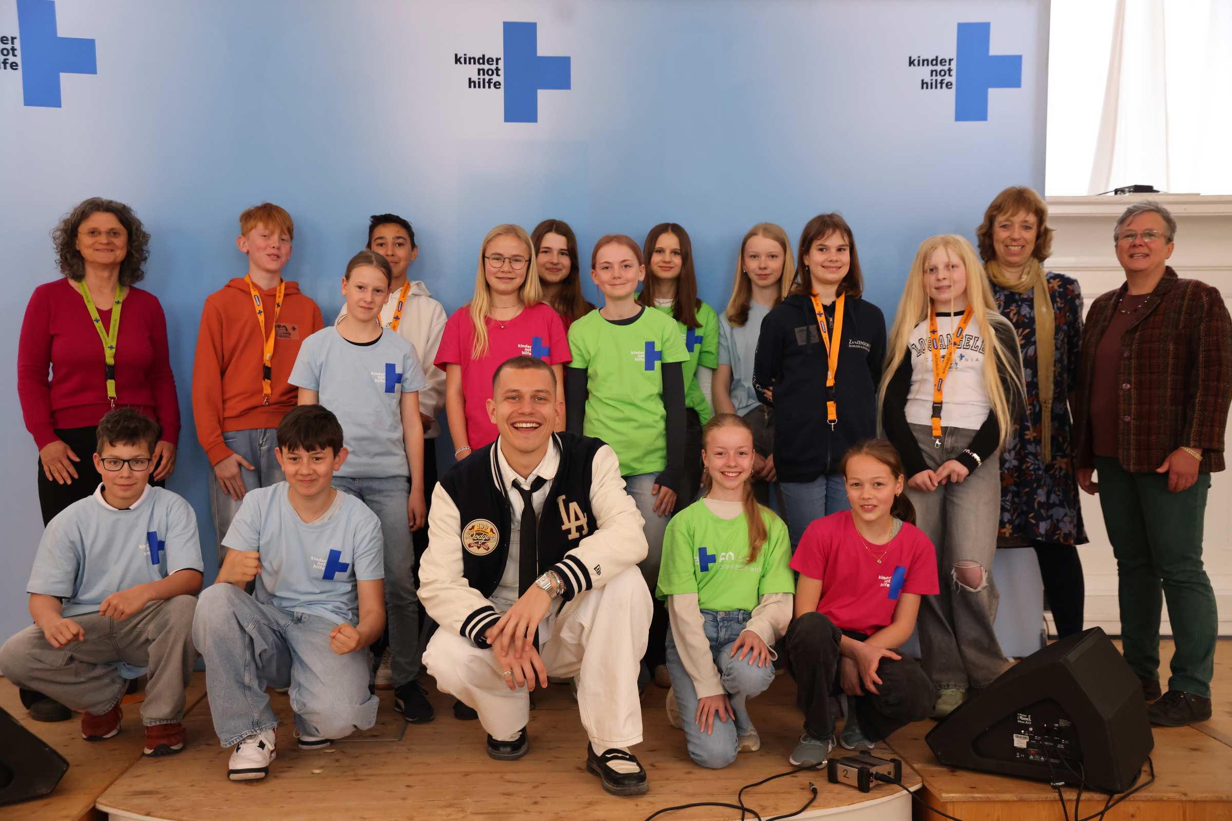 Gruppenbild: Die Action!Kidz der Zinzendorfschulen mit Gregor Hägele