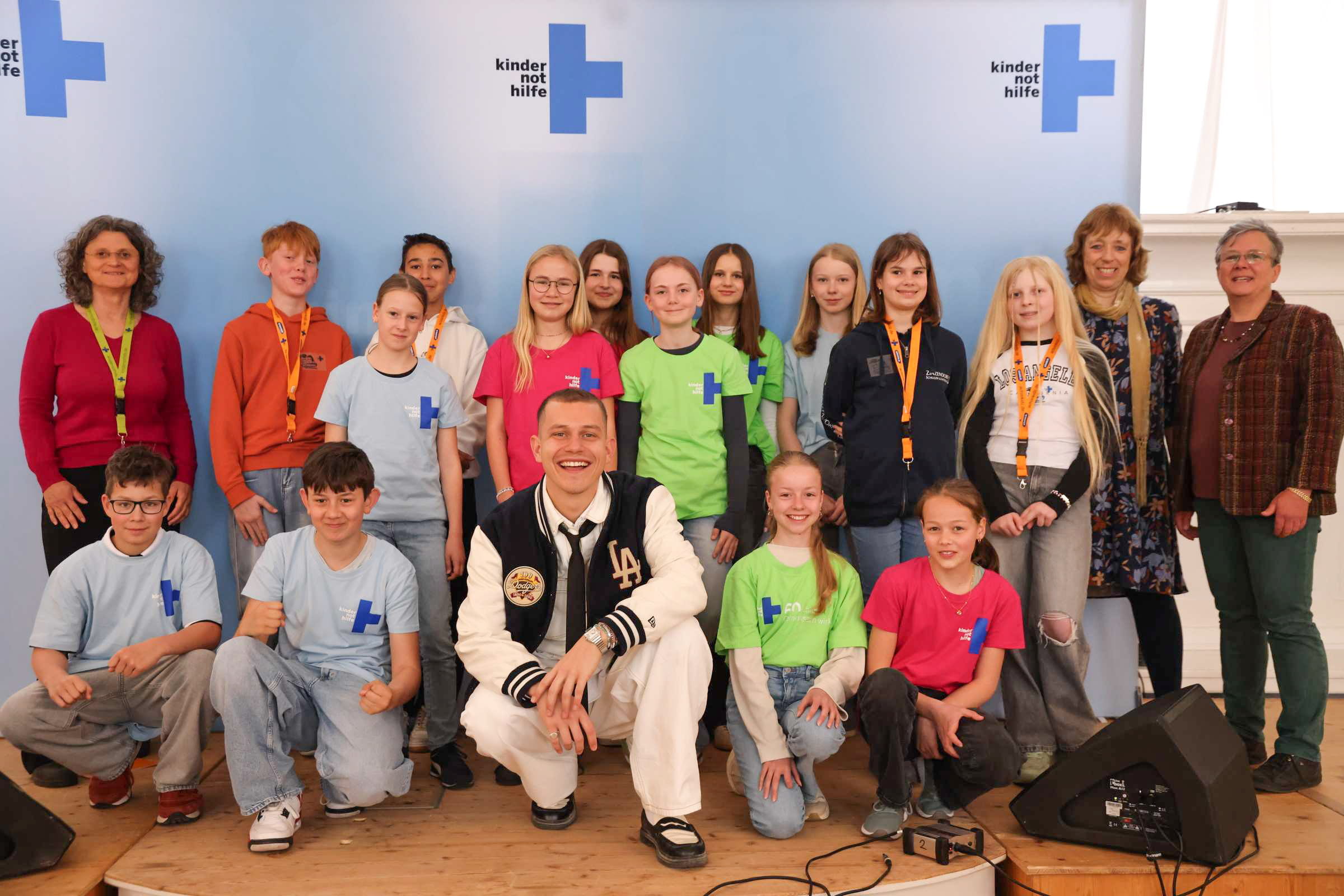 Gruppenbild: Die Action!Kidz der Zinzendorfschulen mit Gregor Hägele Gruppenbild: Die Action!Kidz der Zinzendorfschulen mit Gregor Hägele