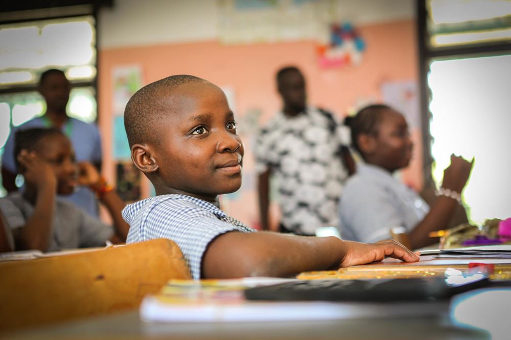 Ein Mädchen sitzt auf ihrem Platz im Unterricht für Gebärdensprachen im Therapiezentrum für Kinder mit Behinderungen in Kenia. Sie blickt nach vorne und hört zu. Foto: Katharina Draub Ein Mädchen sitzt auf ihrem Platz im Unterricht für Gebärdensprachen im Therapiezentrum für Kinder mit Behinderungen in Kenia. Sie blickt nach vorne und hört zu. Foto: Katharina Draub