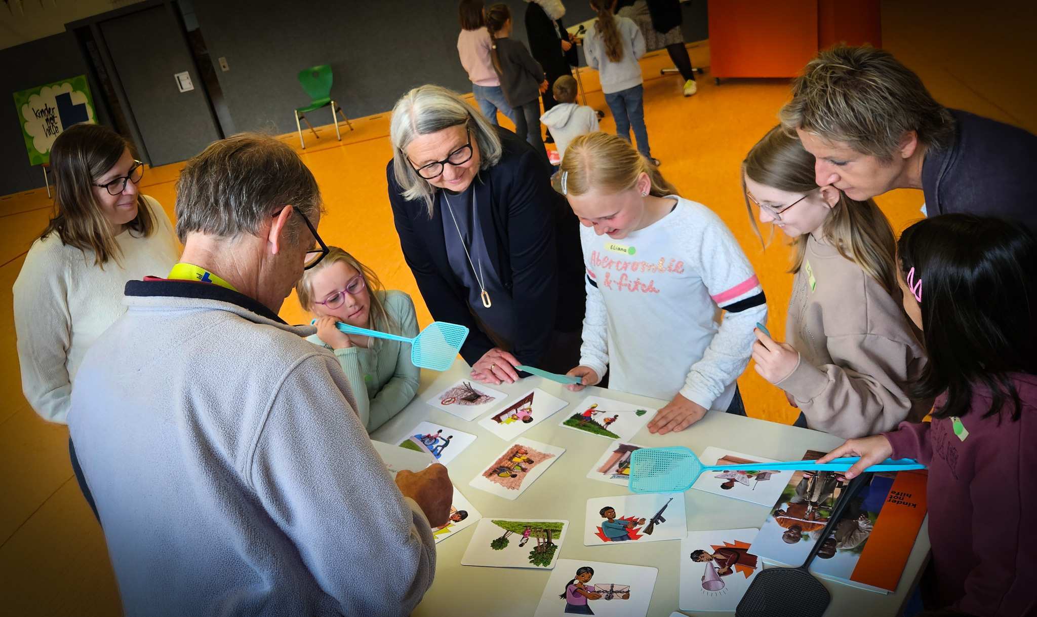 Schulbesuch an der Parkschule Gettorf (Schleswig-Holstein) mit Kinderrechteparcours für die Klassenstufe 4 und eine 2. Klasse, u.a. mit Besuch von Dorit Stenke (CDU), Landesministerin für Bildung in SH unter Mitwirkung des Arbeitskreises Angeln
Arbeitskreis,  Bildung,  Ehrenamtliche,  Kinderrechteparcours,  Minister,  Schleswig-Holstein,  Schule
Schulbesuch an der Parkschule Gettorf (Schleswig-Holstein) mit Kinderrechteparcours für die Klassenstufe 4 und eine 2. Klasse, u.a. mit Besuch von Dorit Stenke (CDU), Landesministerin für Bildung in SH unter Mitwirkung des Arbeitskreises Angeln