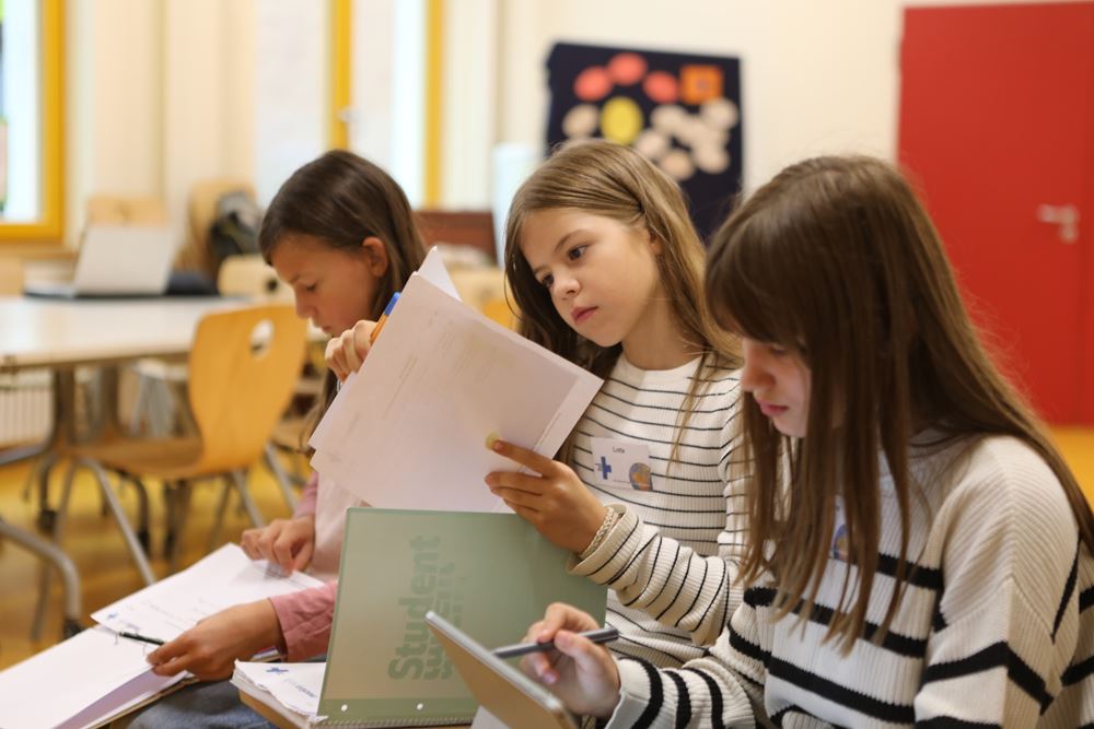 Schülerinnen bewerten die eingereichten Beiträge für den Preis der Kinderjury des Kindernothilfe-Medienpreis (Quelle: Laura Puma) Schülerinnen bewerten die eingereichten Beiträge für den Preis der Kinderjury des Kindernothilfe-Medienpreis (Quelle: Laura Puma)