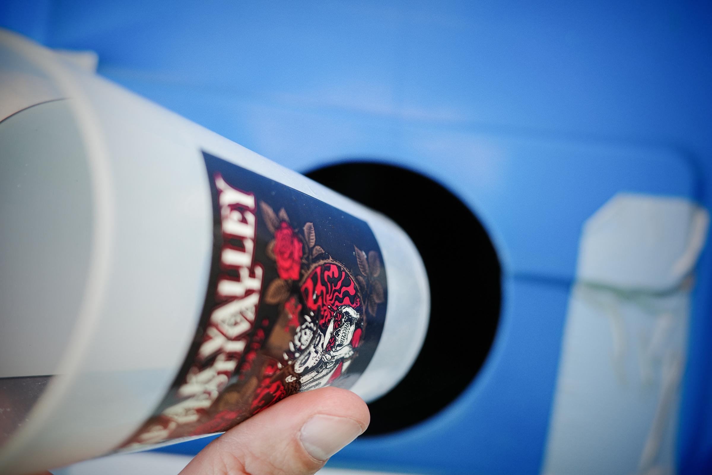 Ein Becher des Freak Valley Festivals wird in eine Pfandtonne geworfen (Quelle: Ralf Krämer)