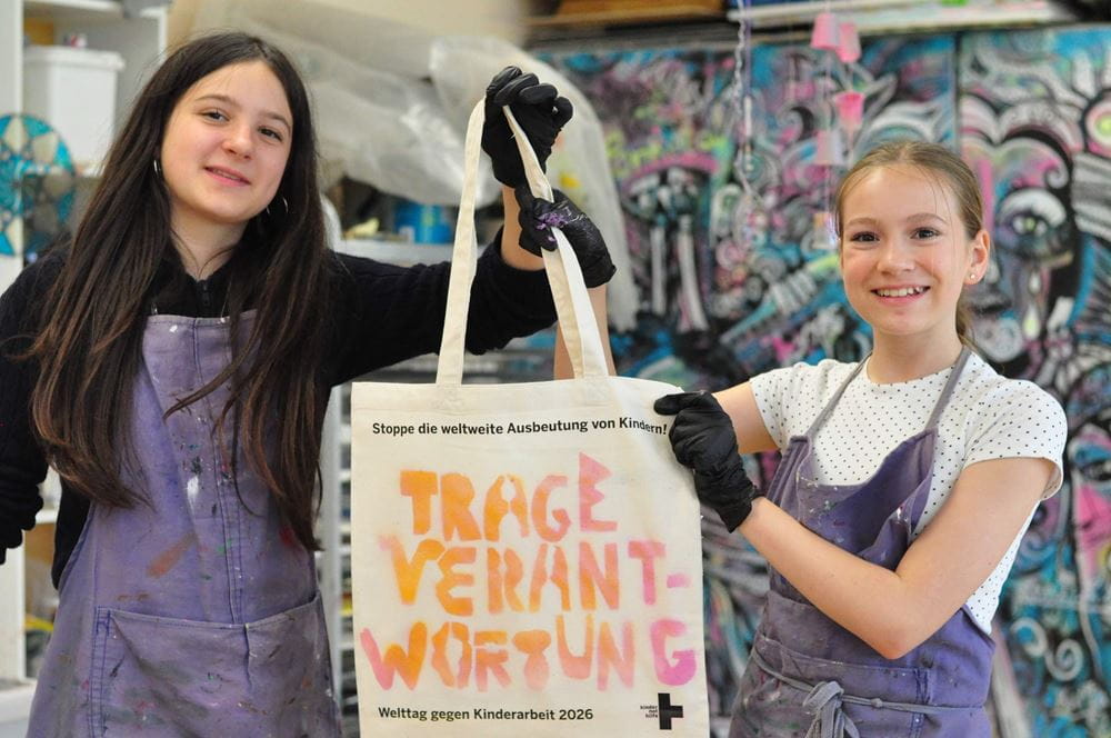 Kinder vom Gymnasium Panketal bei Berlin stellen Taschen für den Tag gegen Kinderarbeit am 12.06. her Kinder vom Gymnasium Panketal bei Berlin stellen Taschen für den Tag gegen Kinderarbeit am 12.06. her