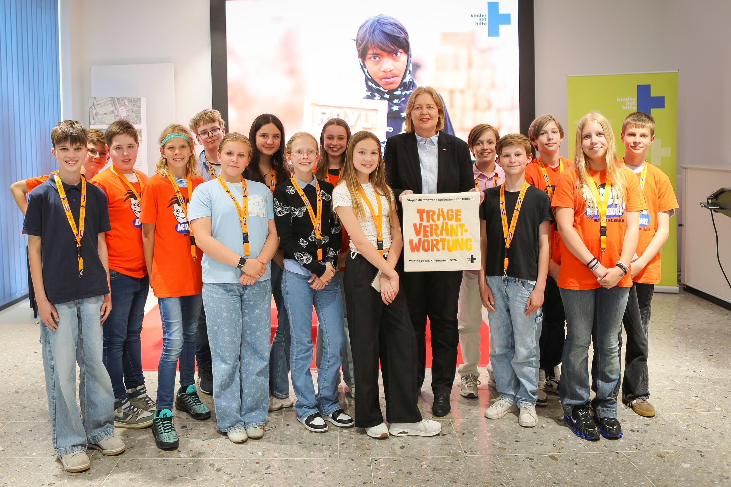 Die Action!Kidz mit Bärbel Bas im Arbeitsministerium in Berlin (Quelle: Sophie Rutter/Kindernothilfe)