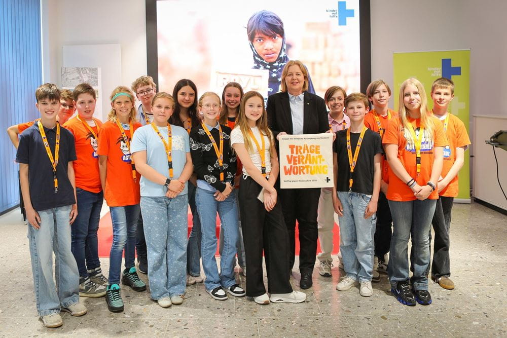 Die Action!Kidz mit Bärbel Bas im Arbeitsministerium in Berlin (Quelle: Sophie Rutter/Kindernothilfe) Die Action!Kidz mit Bärbel Bas im Arbeitsministerium in Berlin (Quelle: Sophie Rutter/Kindernothilfe)