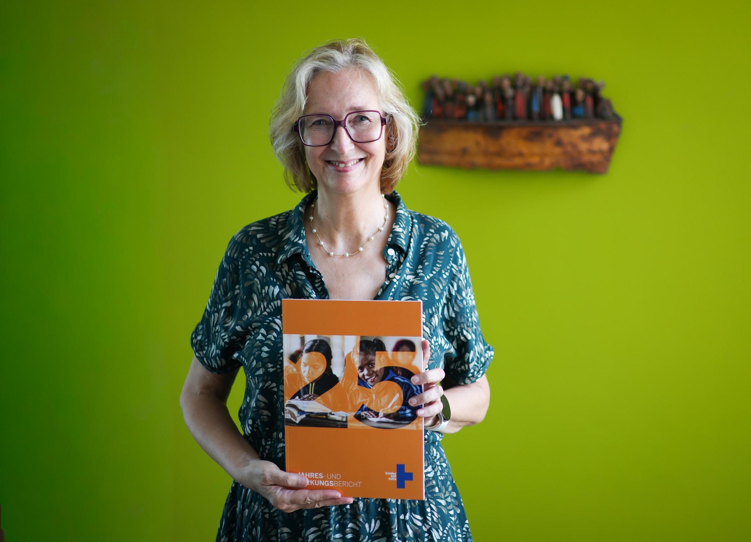 Vorstandsvorsitzende Katrin Weidemann mit dem Jahresbericht 2025 (Quelle: Martin Bondzio) Vorstandsvorsitzende Katrin Weidemann mit dem Jahresbericht 2025 (Quelle: Martin Bondzio)