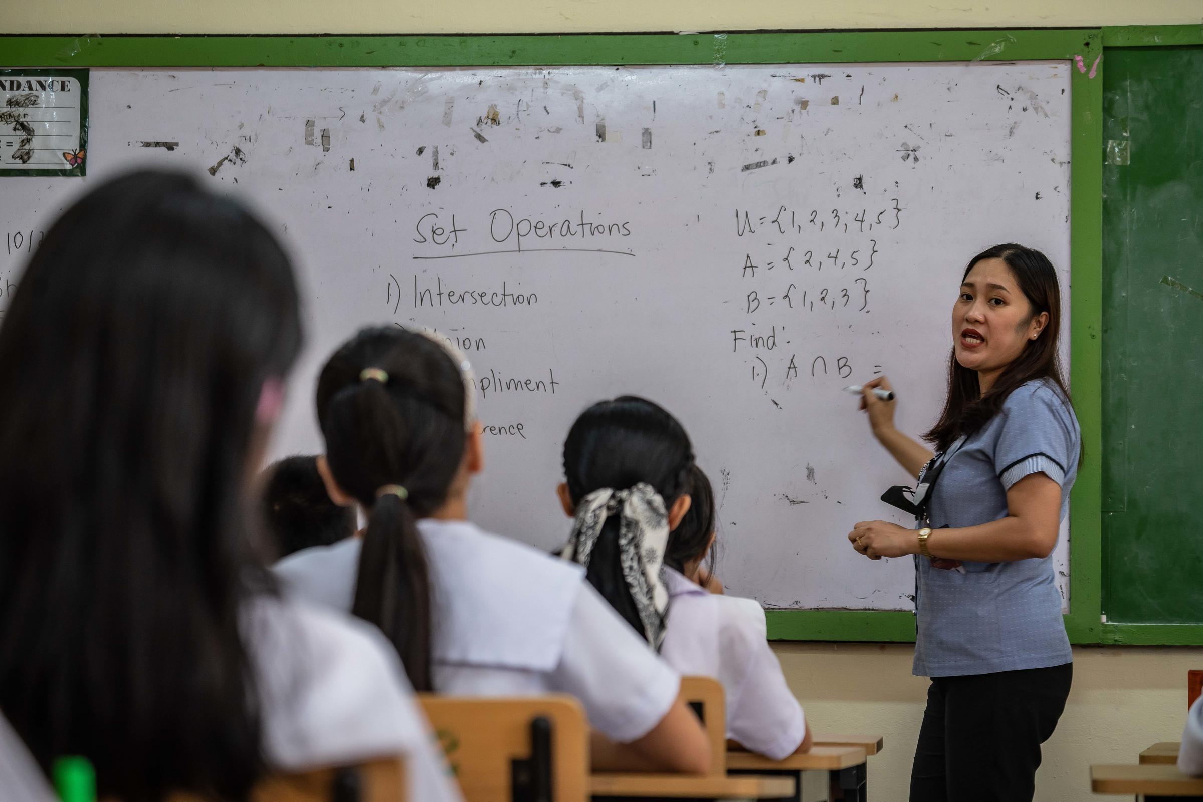Schule in Manila: Eine Lehrerin beim Unterrichten. (Quelle: Jakob Studnar)
