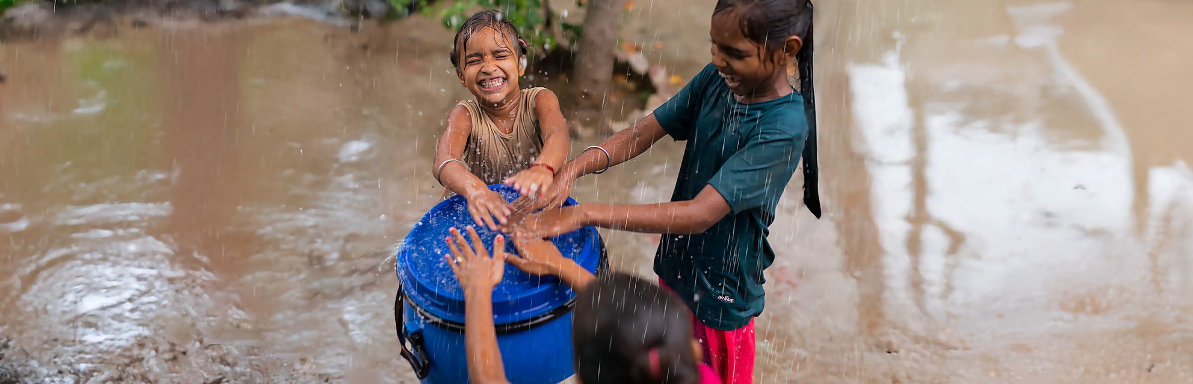 Kinder spielen im Regen, Glück, Wasser, Spiel