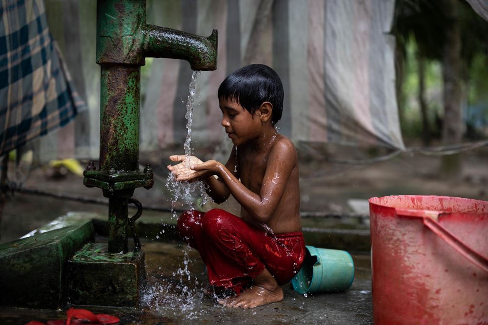 KNH Pressereise Bangladesch Mai 2023
Klima, Klimawandel, Klimaflucht, Klimaflüchtlinge, Kinder, Kinderarbeit, Armut, Kinderarmut, Wasser, Trinkwasser, Süßwasser
Waschen am Brunne. Pressereise der Kindernothilfe nach Bangladesch im Mai 2023. zum Thema Klimawandel und Klimaflüchtlingen. Besuch von Projekten der Kindernothilfe Bangladesch und den Partnerorganisationen Jagrata Juba Shonga (JJS) und Faith in Action (FIA).
. KNH Pressereise Bangladesch Mai 2023
Klima, Klimawandel, Klimaflucht, Klimaflüchtlinge, Kinder, Kinderarbeit, Armut, Kinderarmut, Wasser, Trinkwasser, Süßwasser
Waschen am Brunne. Pressereise der Kindernothilfe nach Bangladesch im Mai 2023. zum Thema Klimawandel und Klimaflüchtlingen. Besuch von Projekten der Kindernothilfe Bangladesch und den Partnerorganisationen Jagrata Juba Shonga (JJS) und Faith in Action (FIA).
.