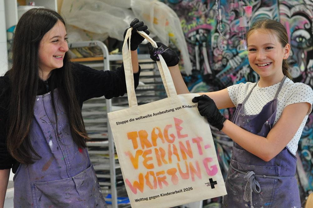 Action!Kidz-Workshop: Kinder vom Gymnasium Panketal bei Berlin stellen Taschen für den Tag gegen Kinderarbeit am 12.06. her (Quelle: Friederike Bach/Kindernothilfe) Action!Kidz-Workshop: Kinder vom Gymnasium Panketal bei Berlin stellen Taschen für den Tag gegen Kinderarbeit am 12.06. her (Quelle: Friederike Bach/Kindernothilfe)