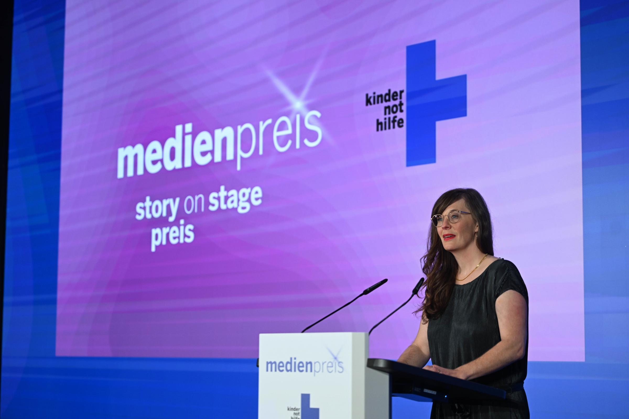 Steffi Dobmeierals Laudatorin beim Medienpreis der Kindrnothilfe 2025 (Quelle: Reto Klar) Steffi Dobmeierals Laudatorin beim Medienpreis der Kindrnothilfe 2025 (Quelle: Reto Klar)