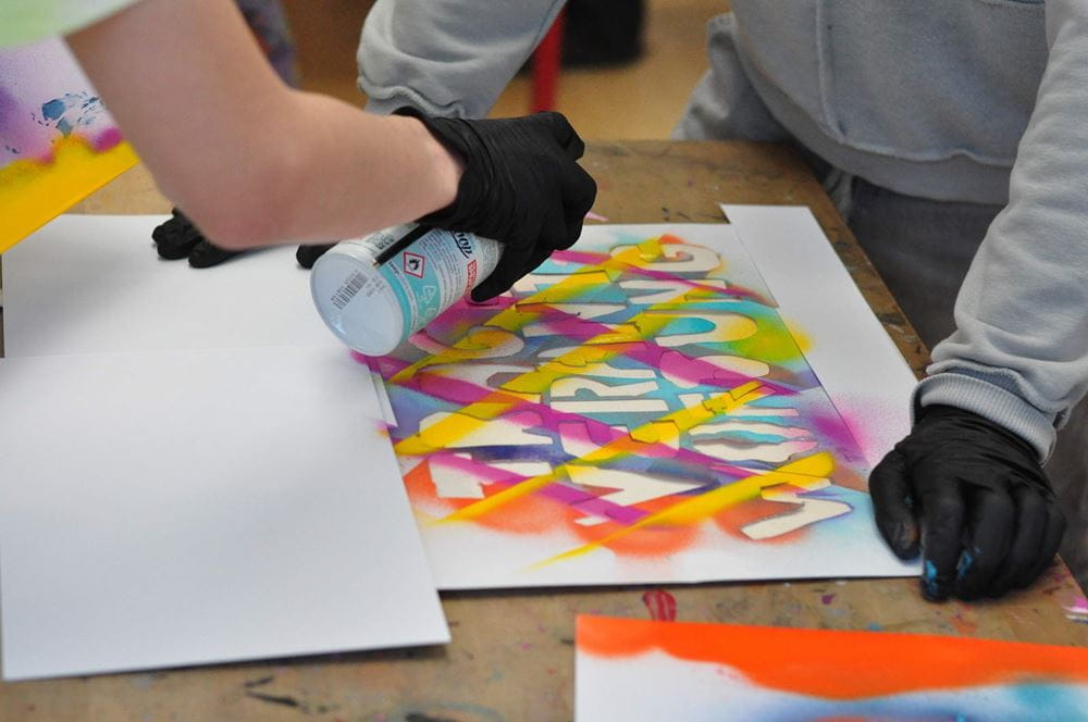 Action!Kidz-Workshop: Kinder vom Gymnasium Panketal bei Berlin besprühen Taschen für den Tag gegen Kinderarbeit mit bunter Farbe (Quelle: Friederike Bach/Kindernothilfe) Action!Kidz-Workshop: Kinder vom Gymnasium Panketal bei Berlin besprühen Taschen für den Tag gegen Kinderarbeit mit bunter Farbe (Quelle: Friederike Bach/Kindernothilfe)