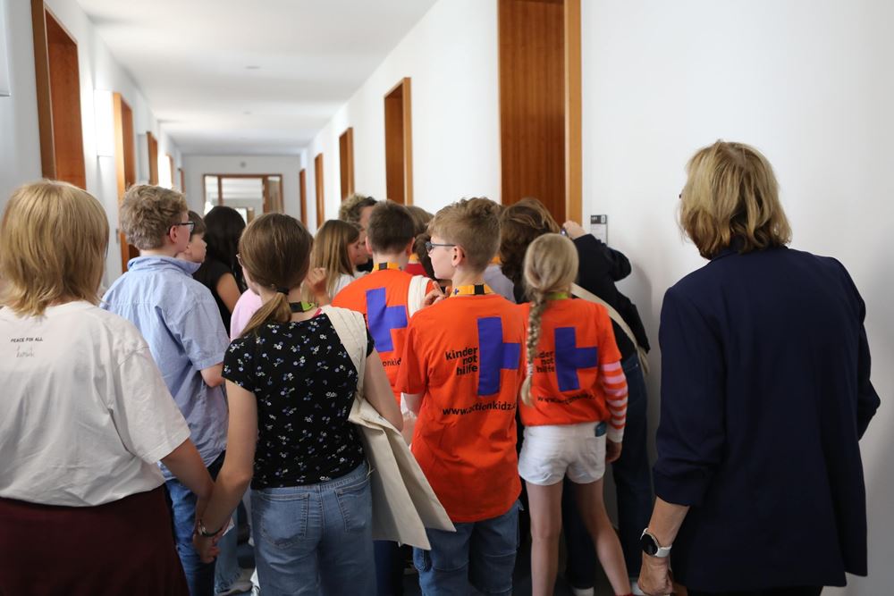 Kinder vom Panketal Gymnasium verteilen Taschen mit der Aufschrift "Trage Verantwortung" im Arbeitsministerium zum Welttag gegen ausbeuterische Kinderarbeit (Quelle: Friederike Bach/Kindernothilfe) Kinder vom Panketal Gymnasium verteilen Taschen mit der Aufschrift "Trage Verantwortung" im Arbeitsministerium zum Welttag gegen ausbeuterische Kinderarbeit (Quelle: Friederike Bach/Kindernothilfe)