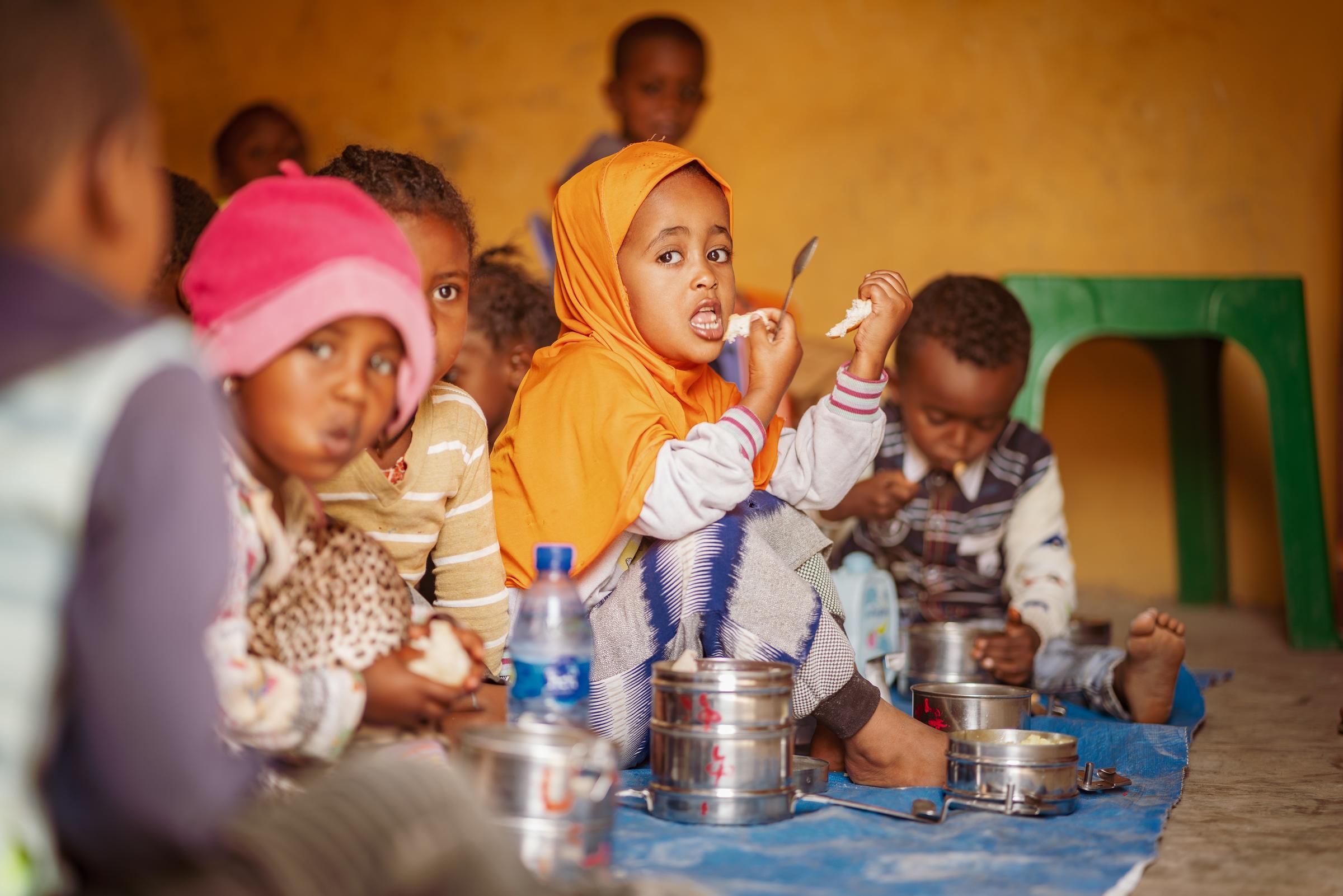 Äthiopische Kinder essen gemeinsam (Foto: Jakob Studnar) Äthiopische Kinder essen gemeinsam (Foto: Jakob Studnar)