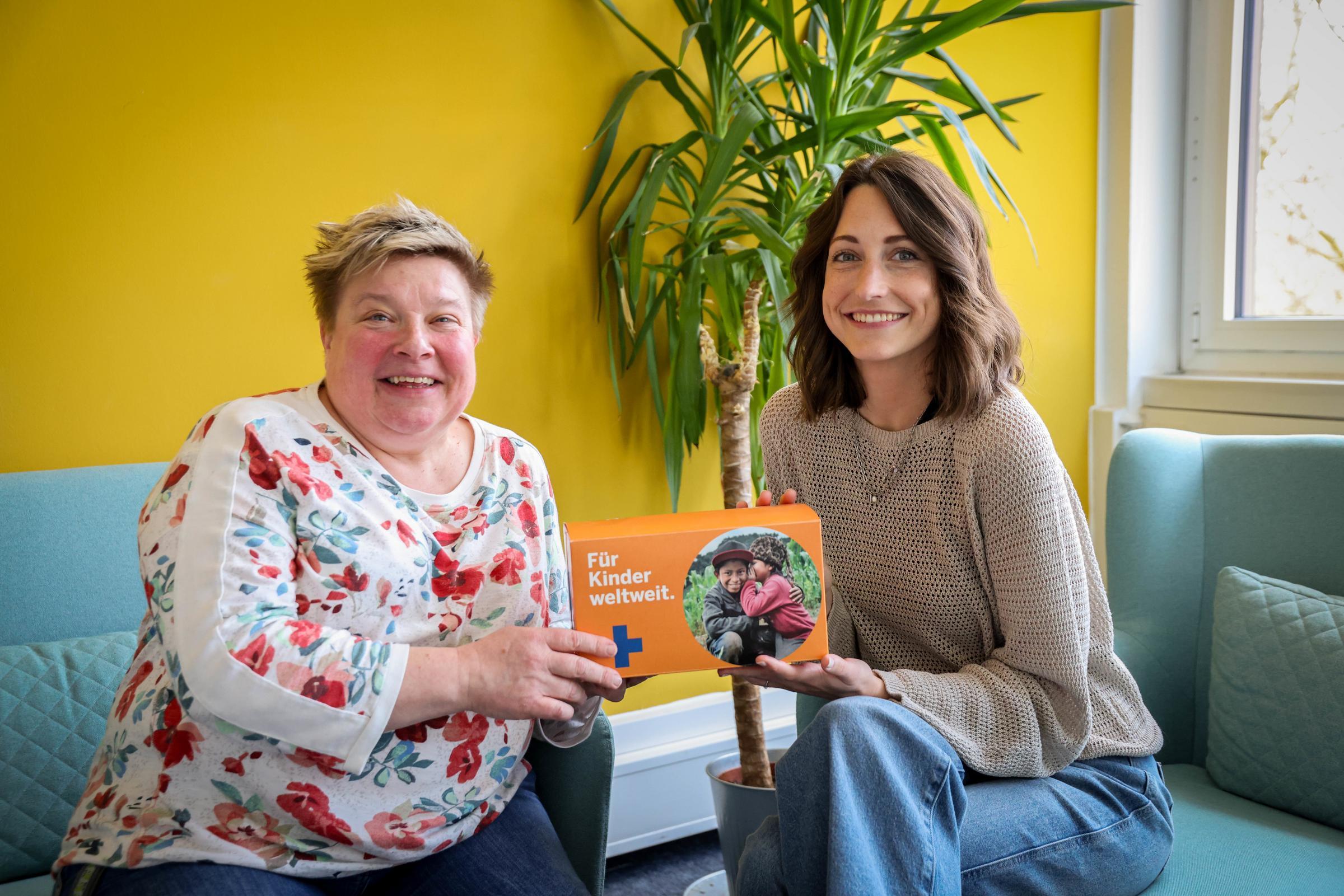 Spenderin Gabriele Raschke mit Alexandra Luse