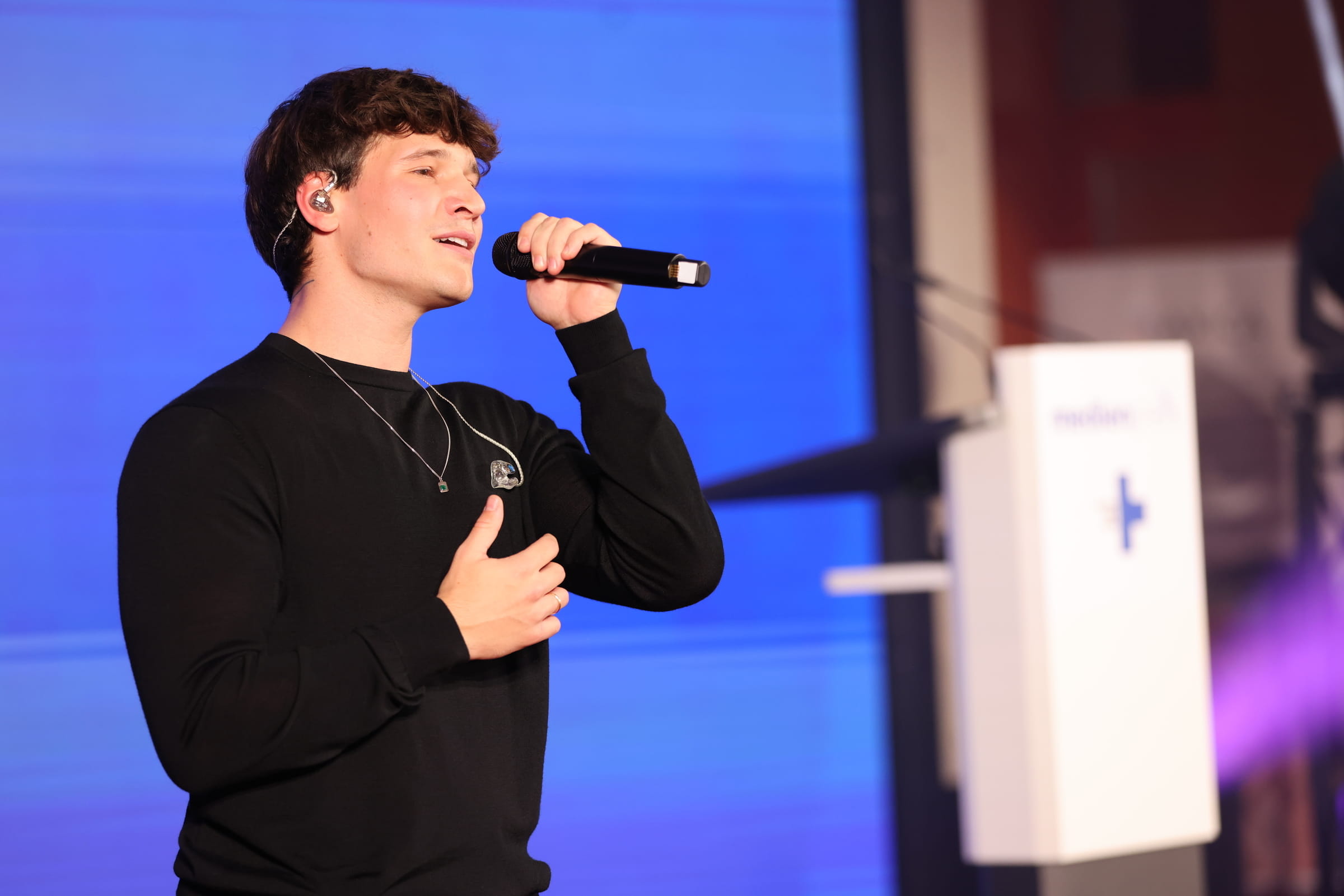 Sänger Wincent Weiss während seines Auftritts beim Medienpreis 2025 (Quelle: Ludwig Grunewald)
