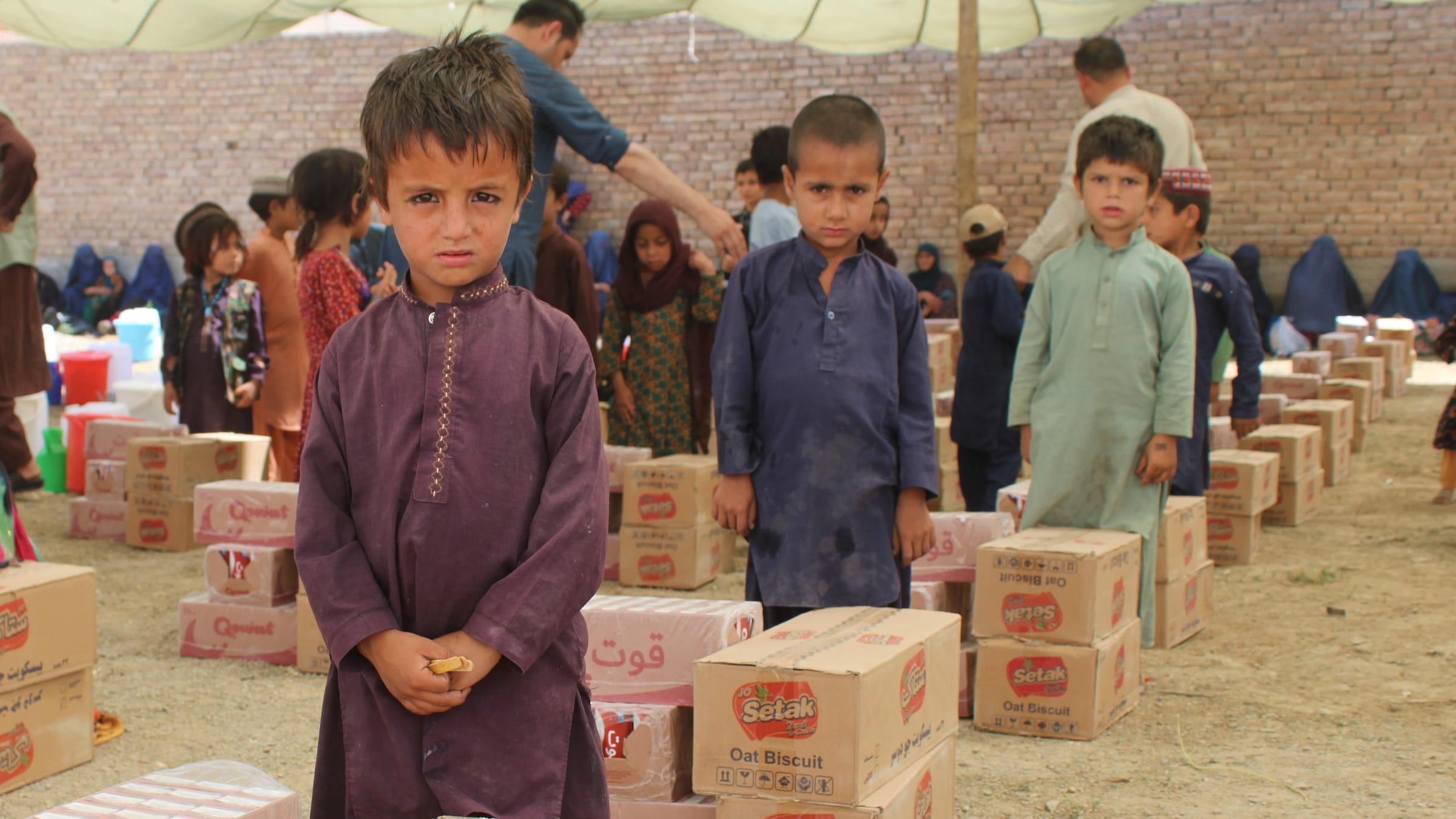 Kinder in Afghanistan bei einer Lebensmittelverteilung (Quelle: Kindernothilfe-Partner)