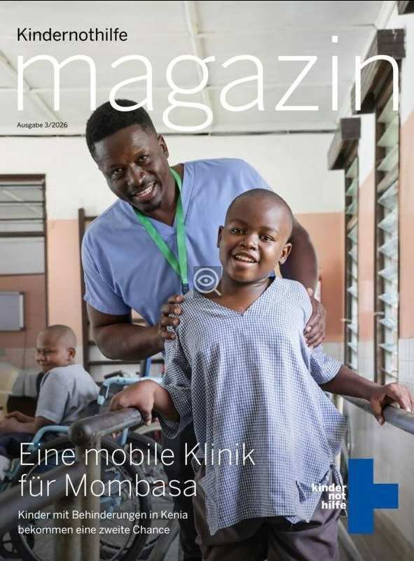 Auf dem Titel des Kindernothilfe-Magazins 3/2026 ist ein Kind und sein Physiotherapeut zu sehen, die hintereinander stehen und in die Kamera schauen. Sie befinden sich im Therapiezentrum vom Partner APDK in Kenia. (Foto: Ludwig Grunewald)