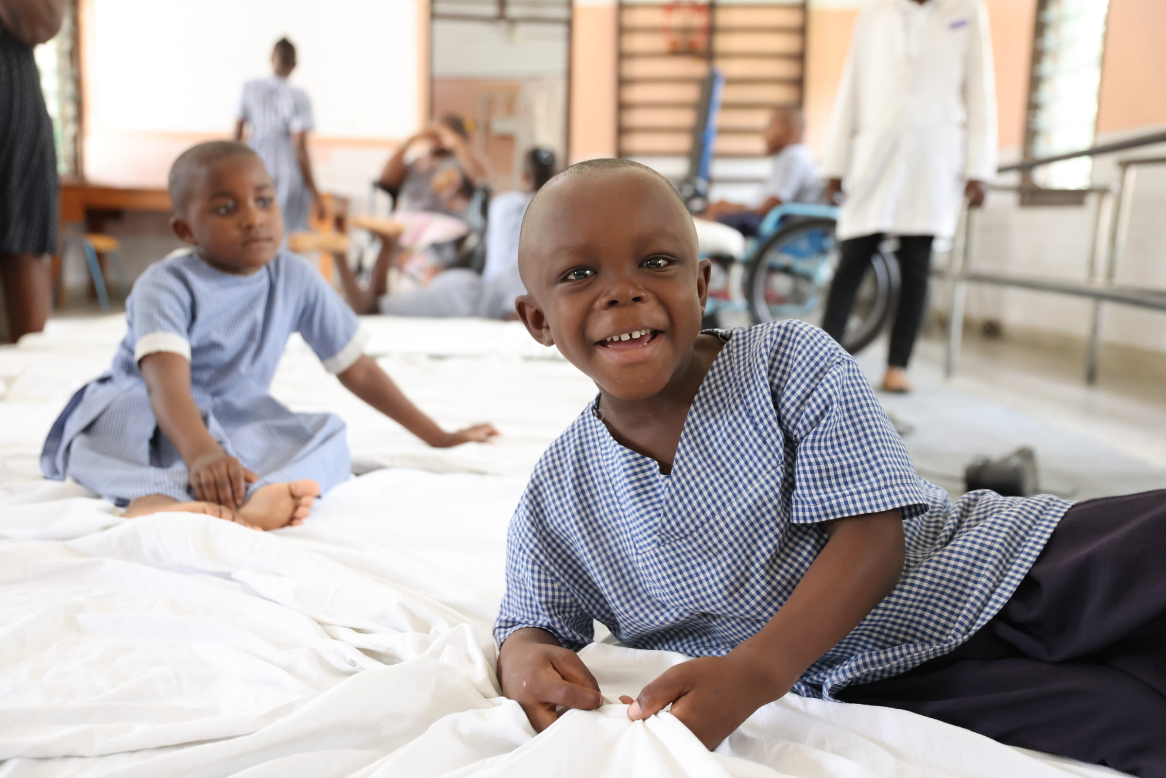 Der junge Asani im Therapieraum der Klinik von APDK in Mombasa  (Quelle: Ludwig Grunewald)