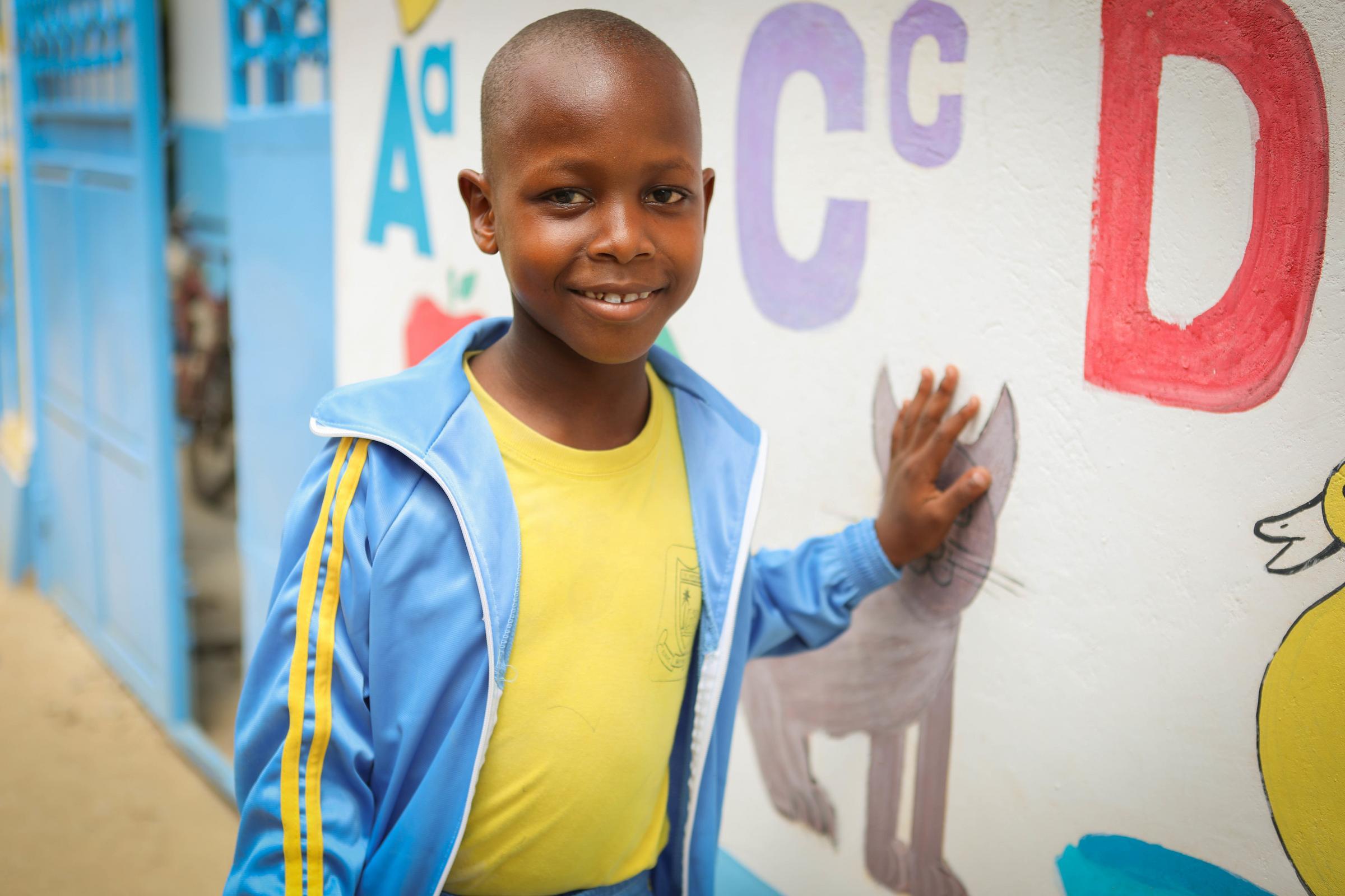 Angenommen und angekommen: Bakari an seiner neuen Schule (Quelle: Katharina Draub)