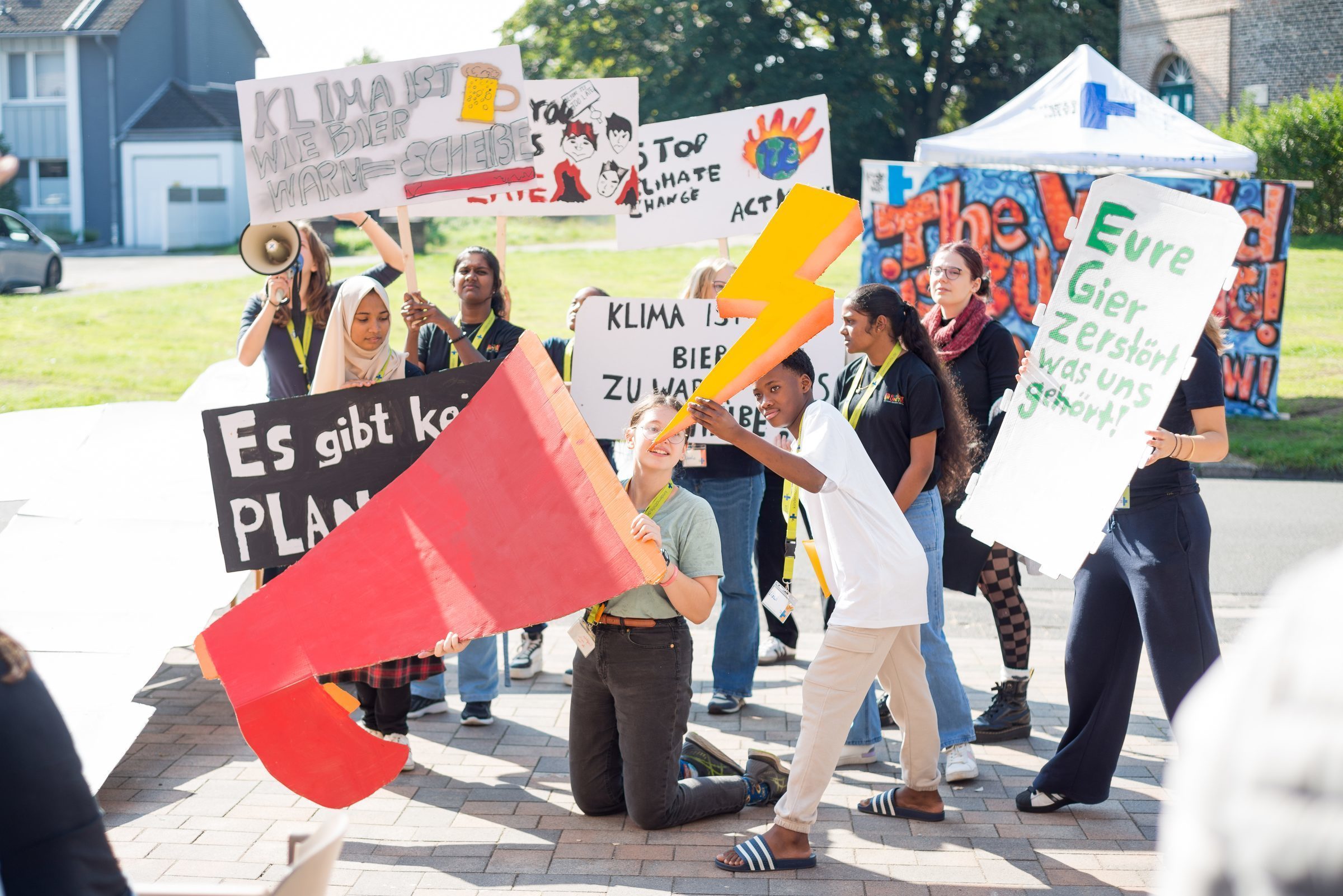 Symbolbild: Klimaforderungen, Jugendliche halten Plakate mit Protestsprüchen zum Thema Klima hoch (Quelle: Finn Schäfer)