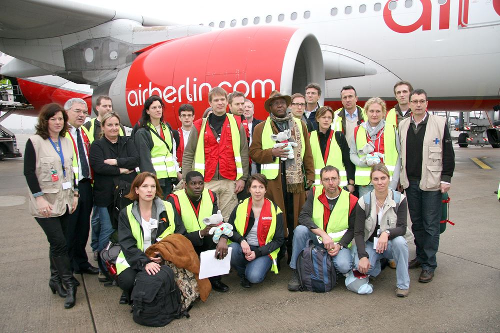 Eine Gruppe Helfer vor einem AirBerlin-Flugzeug kurz vor der Abreise nach Haiti. (Quelle: Ralf Krämer)