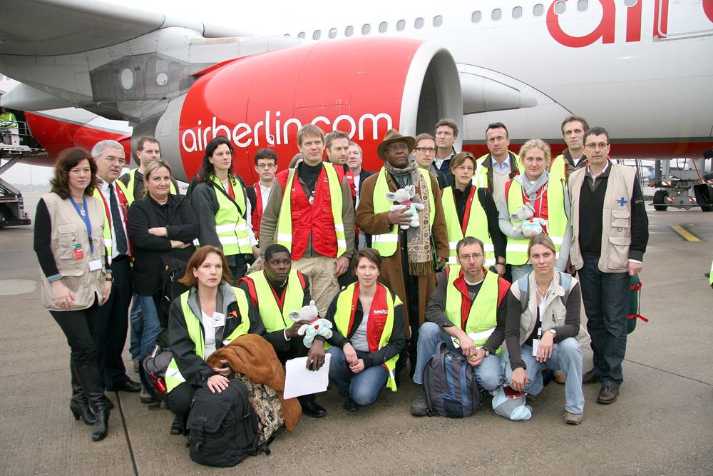Eine Gruppe Helfer vor einem AirBerlin-Flugzeug kurz vor der Abreise nach Haiti. (Quelle: Ralf Krämer) Eine Gruppe Helfer vor einem AirBerlin-Flugzeug kurz vor der Abreise nach Haiti. (Quelle: Ralf Krämer)