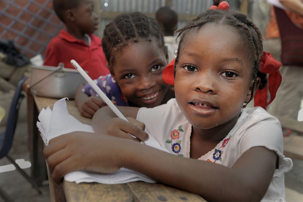 Ein Mädchen und ein Junge in einem Lernzentrum der Kindernothilfe kurz nach dem Erdbeben. (Quelle: Jens Großmann)