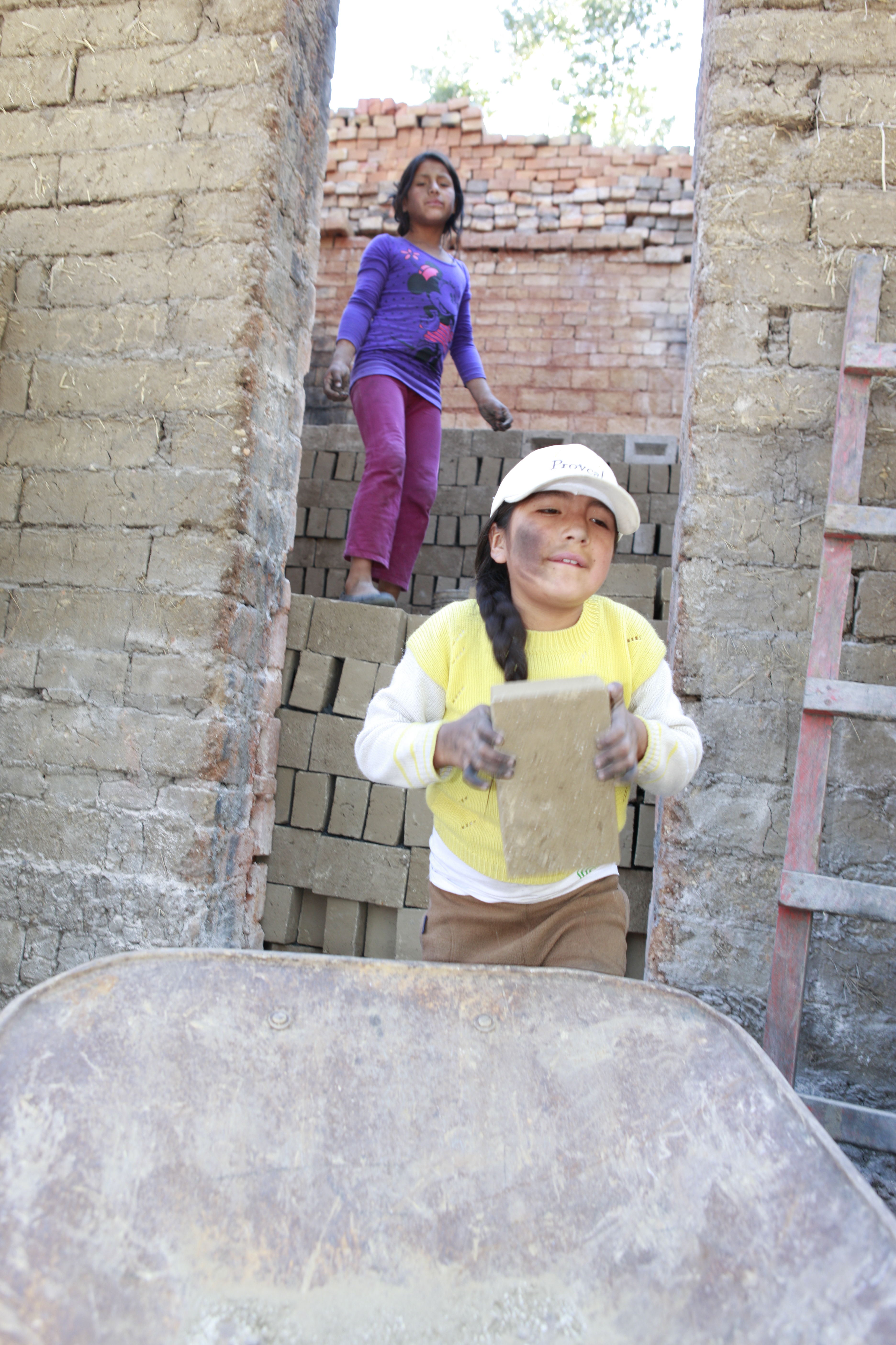 Margarita in der Ziegelei: Reise nach Peru, Cajamarca. Kinderarbeit in den Ziegeleien. (Quelle: Christian Herrmanny)