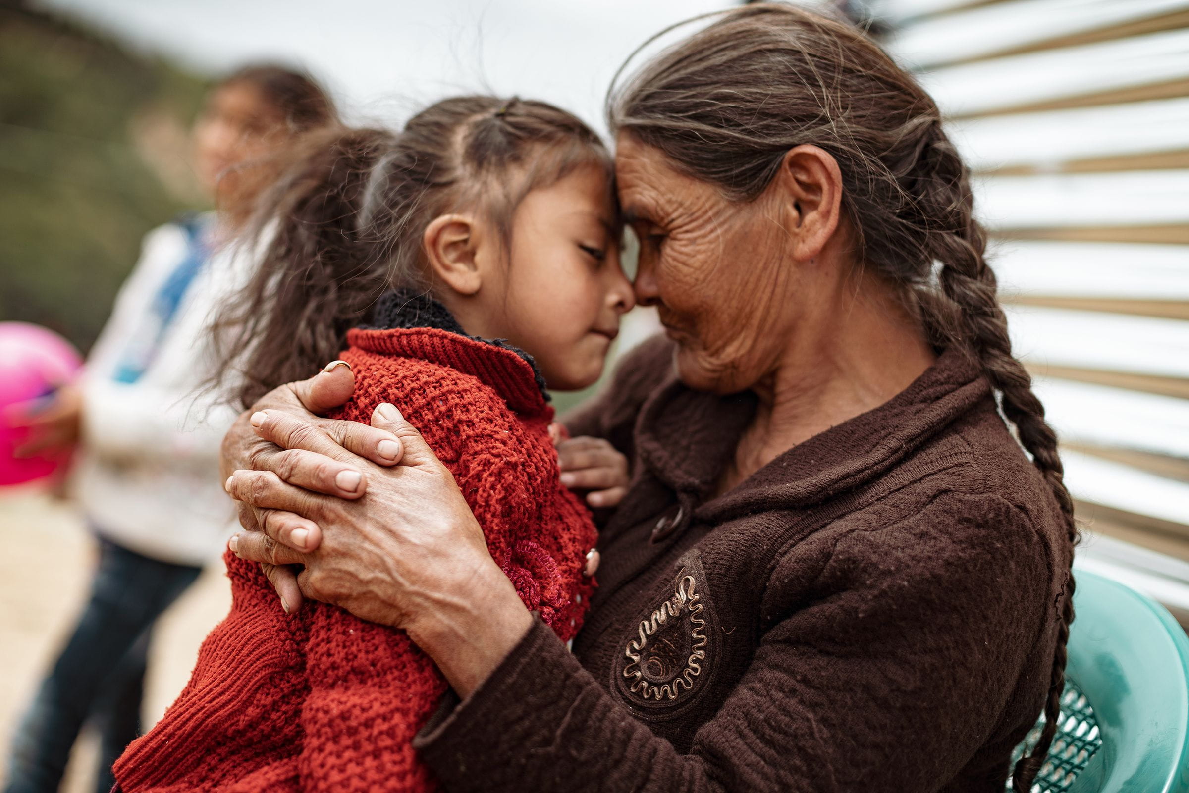 Mutter hält ihre Tochter im Arm. Projekt Früherziehung in Guatemala. (Quelle Jakob Studnar)