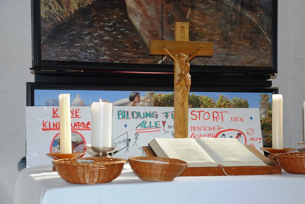 geschmückter Altar bei der Konfirmandenvorstellung 2015 unter Mitwirkung des AK Halle geschmückter Altar bei der Konfirmandenvorstellung 2015 unter Mitwirkung des AK Halle