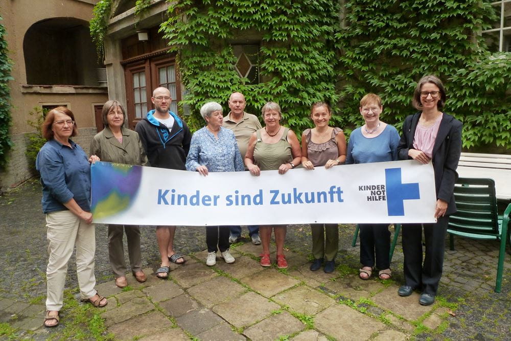 Mitglieder des AK Halle mit Banner "Kinder sind Zukunft" 2017 Mitglieder des AK Halle mit Banner "Kinder sind Zukunft" 2017