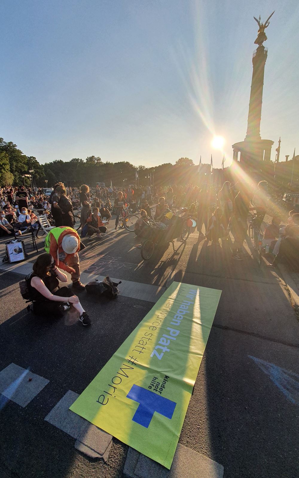 Kindernothilfe-Banner bei Demo vor Siegessäule Kindernothilfe-Banner bei Demo vor Siegessäule