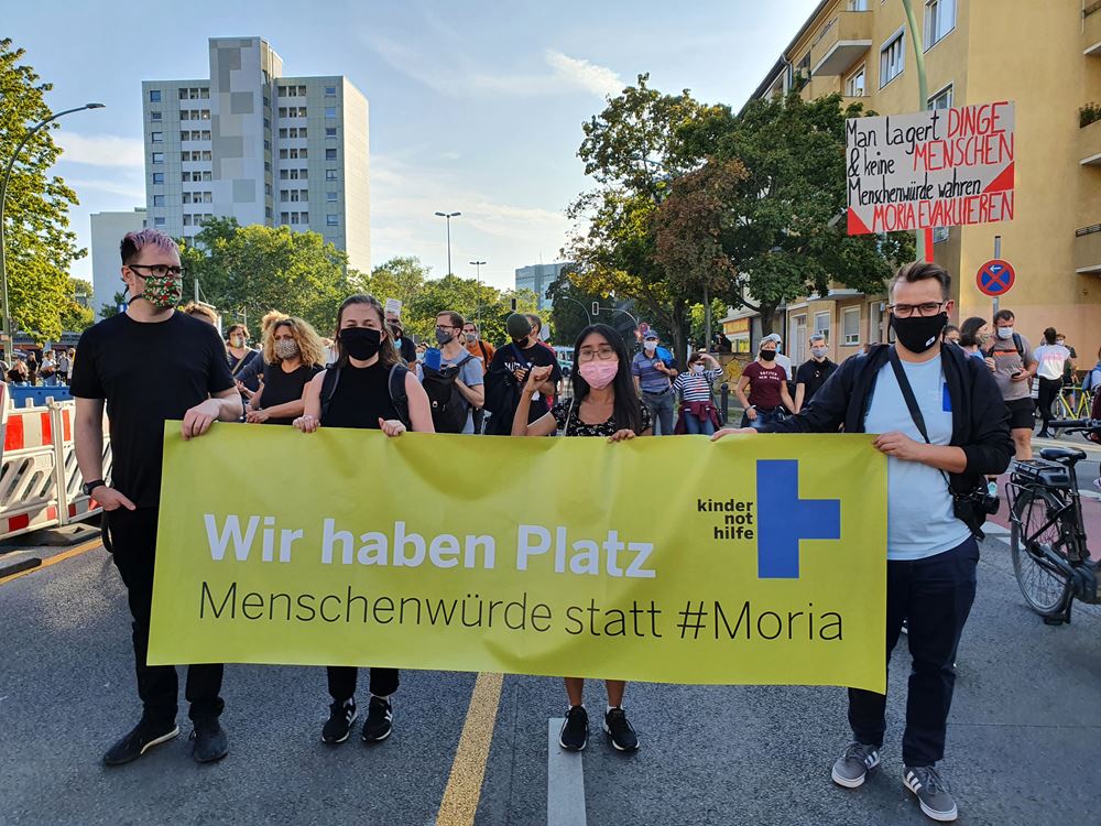 Ehrenamtliche halten Kindernothilfe-Banner bei Demonstration Ehrenamtliche halten Kindernothilfe-Banner bei Demonstration